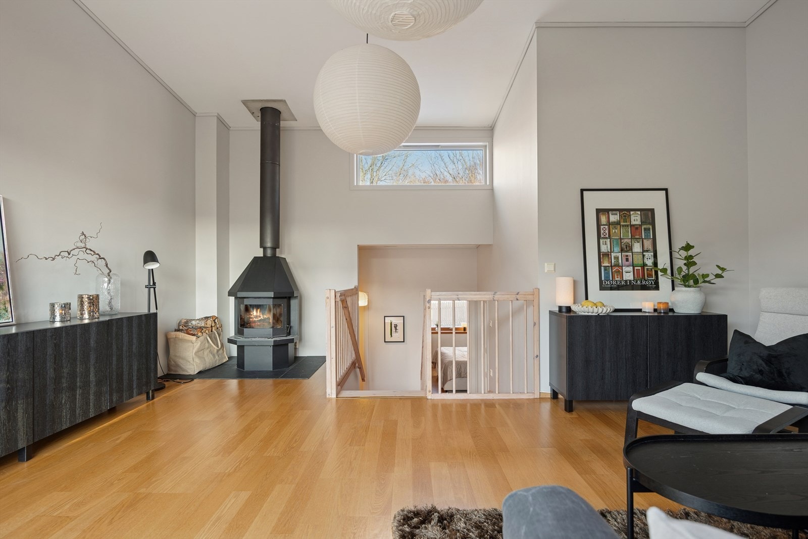 Boligen går over 3 halvplan og oppleves lys og luftig. Vedovn for de kaldeste dagene eller bare for kos. Galleribilde