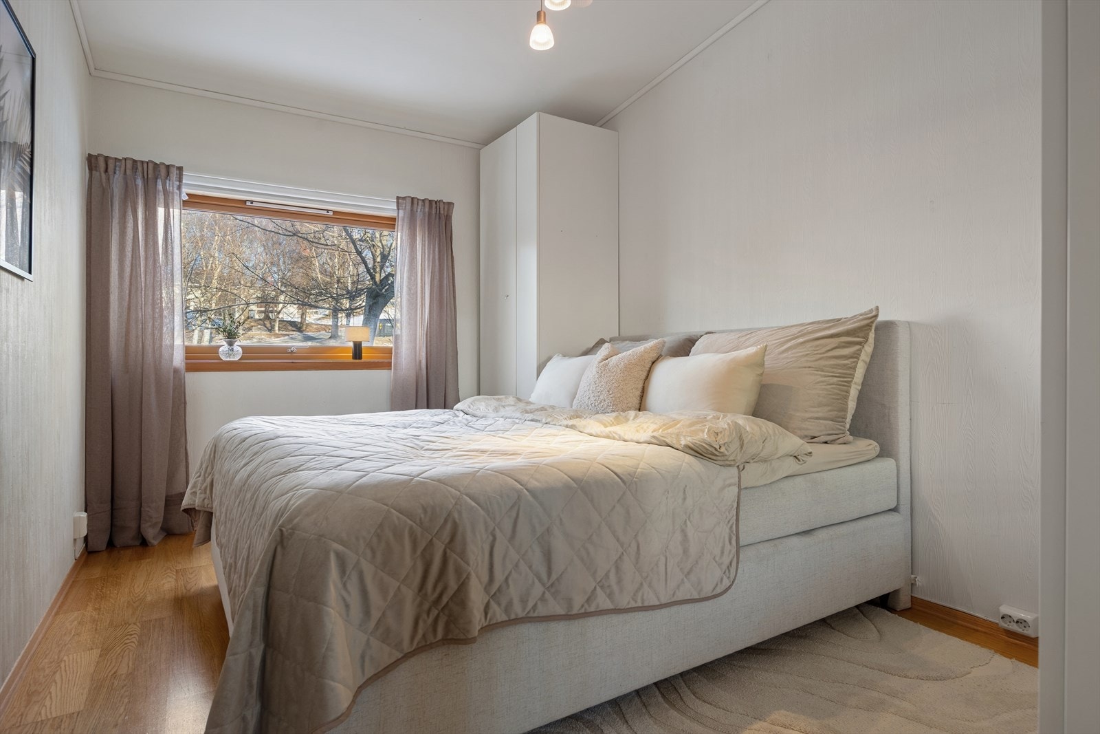 Soverom 1 har en fin størrelse med god plass til både dobbeltseng og garderobe på hver side av senga. Galleribilde