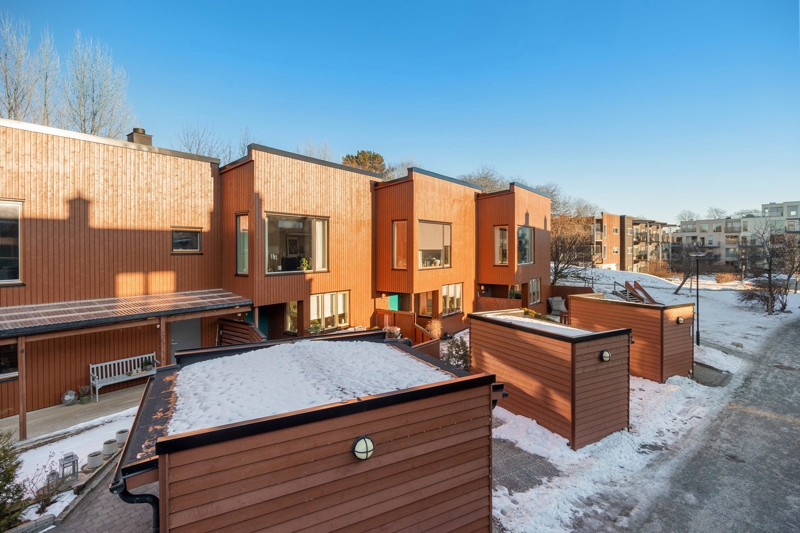 Populært område med store felles grøntarealer rundt husrekkene. Vaktmestertjenester som brøyter snø og klipper plen. Galleribilde