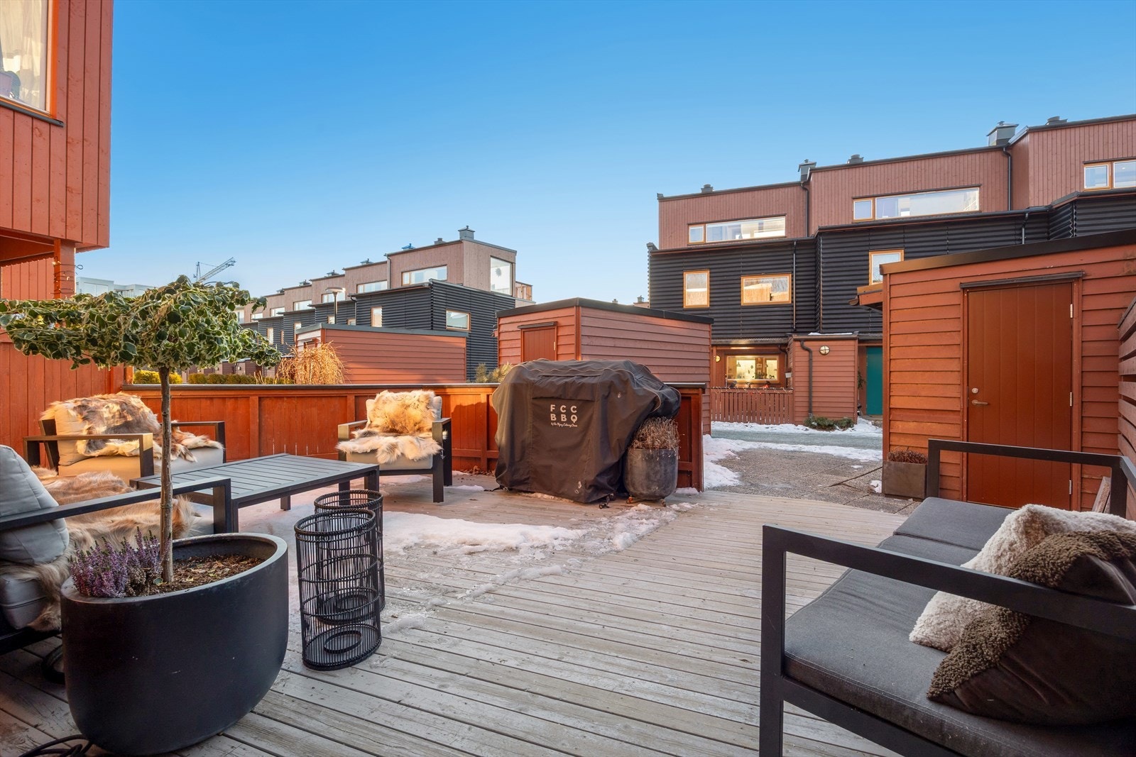 Sameiet har rehabilitert bygningsmassen utvendig de 2 siste år og skiftet kledning samt byttet tak. Galleribilde