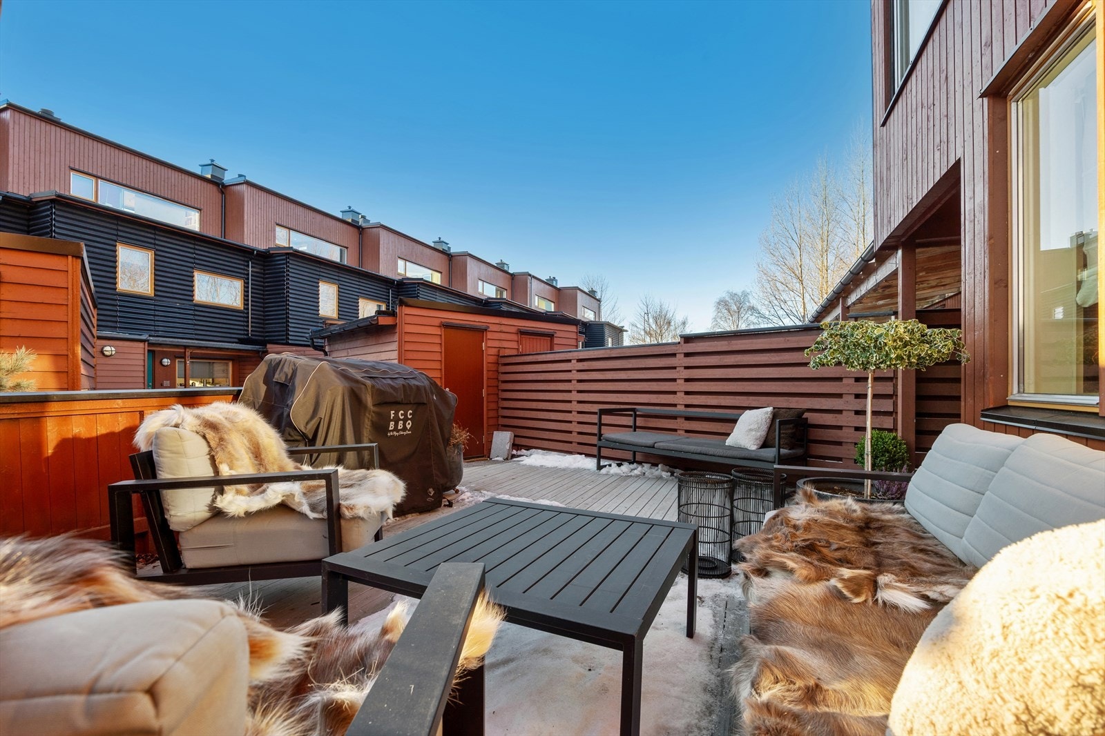 Stor og solrik terrasse med tilgang til egen utebod. Levegg mellom husene skaper en mer privat sone. Galleribilde