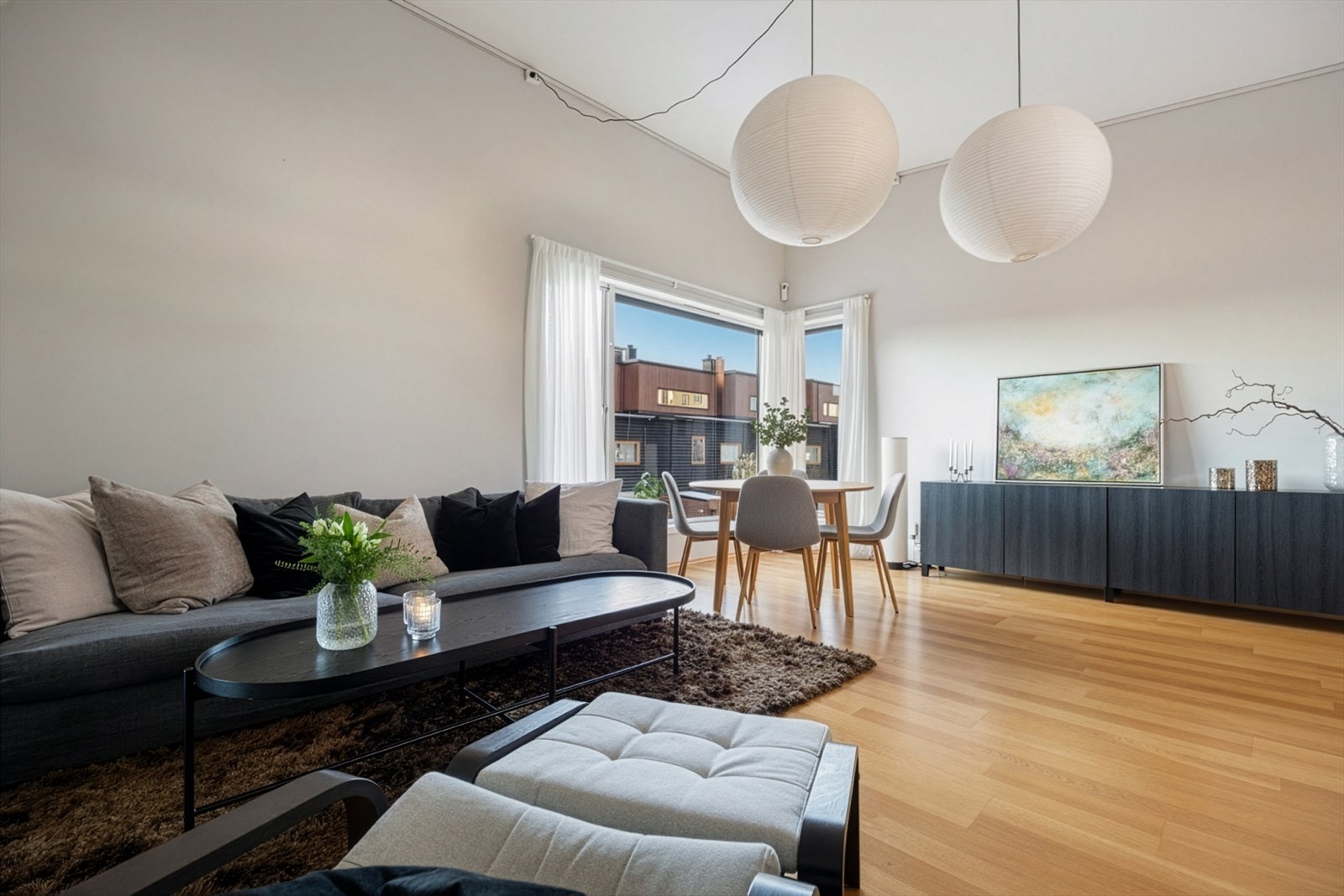 God plass til spisegruppe ved de store vinduene på stua. Galleribilde