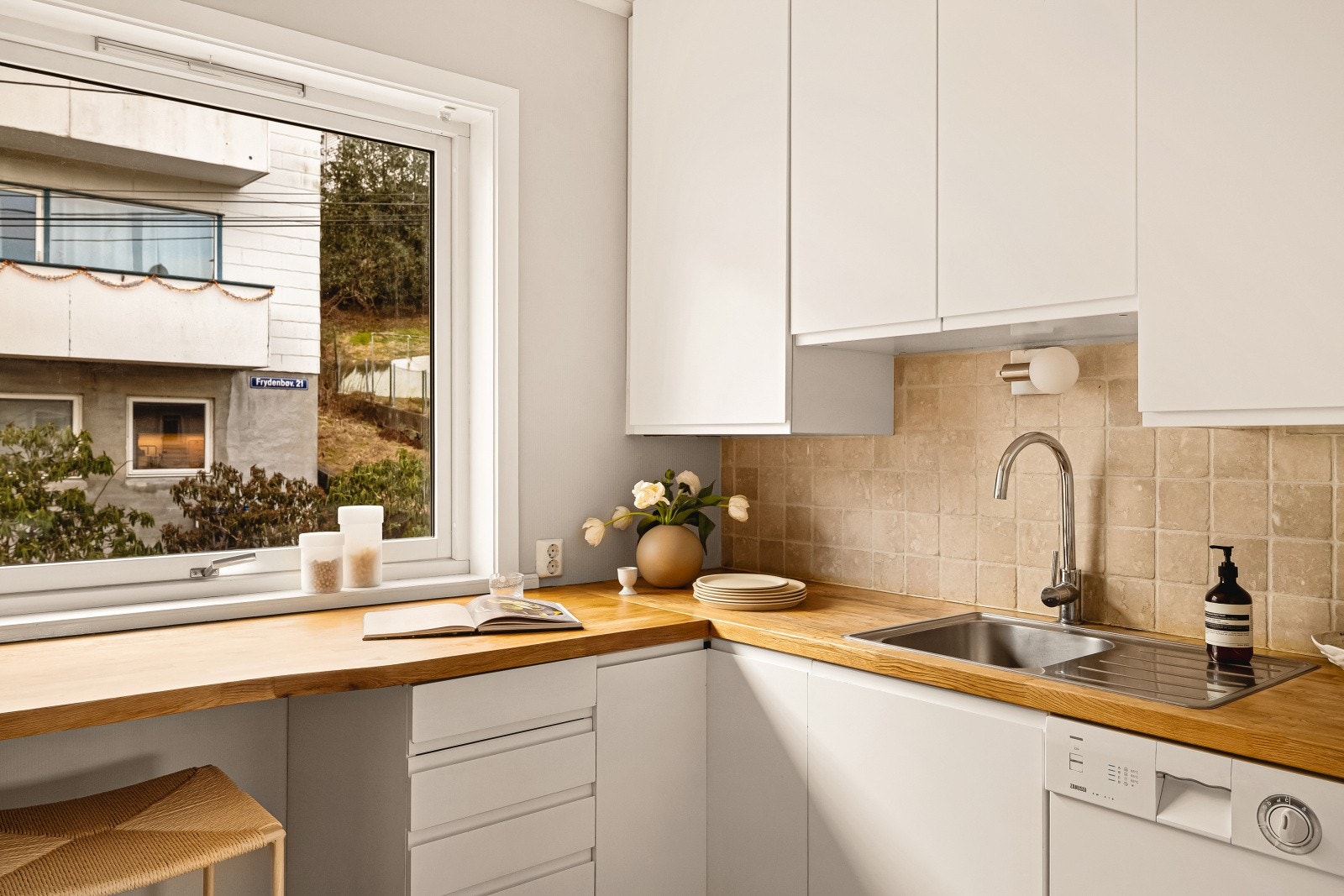 Godt med skap og benkplass på kjøkken Galleribilde