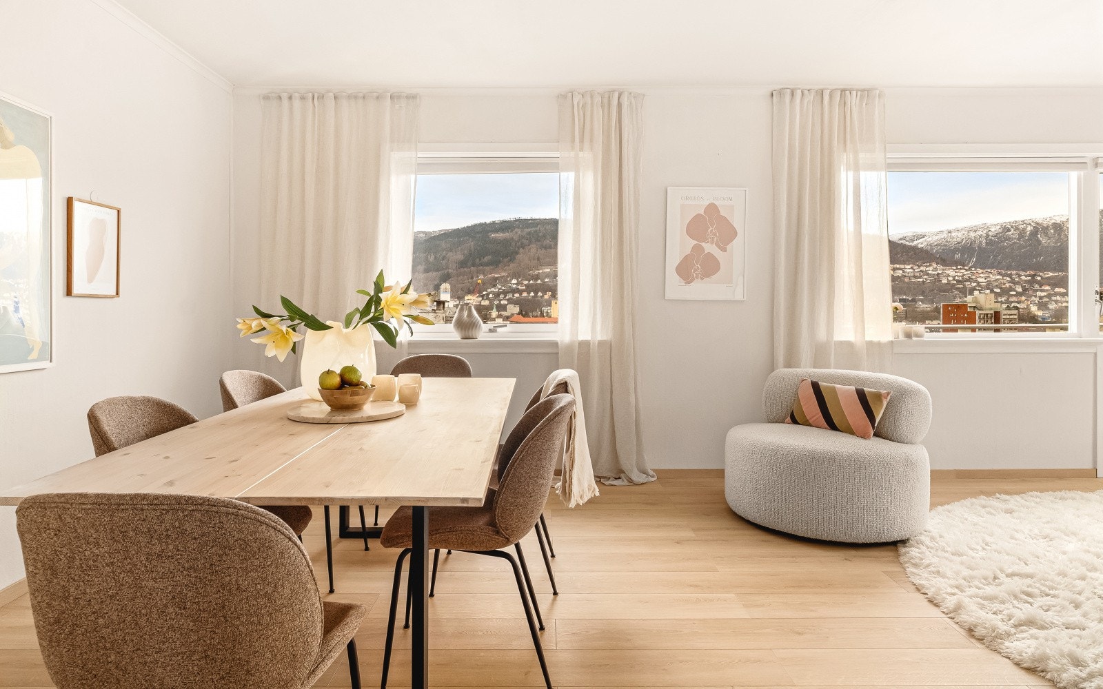 Store vindusflater som gir rikelig med lysinnslipp Galleribilde