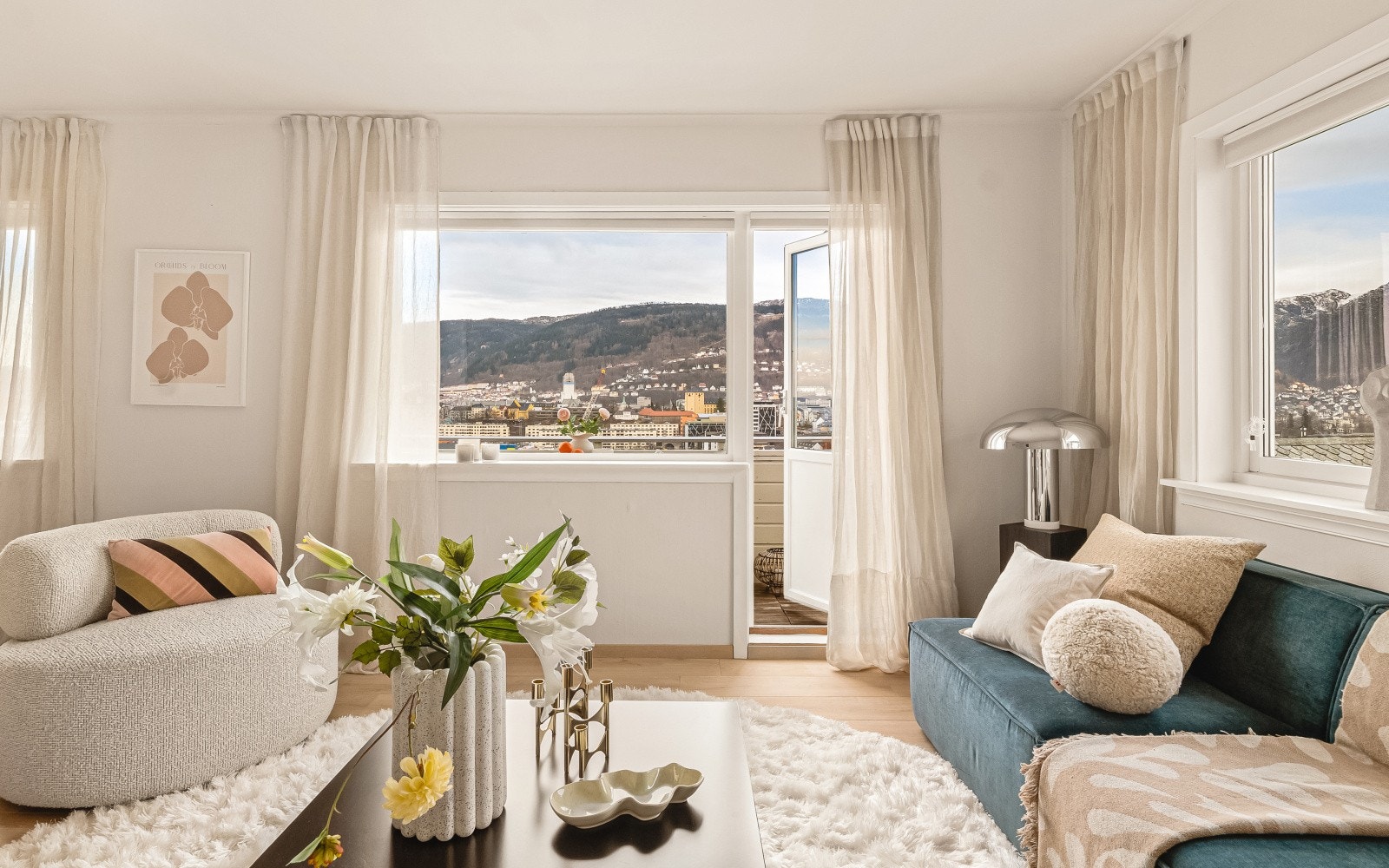 Fra balkongen har du utsikt mot sentrum og Fløyen. Galleribilde