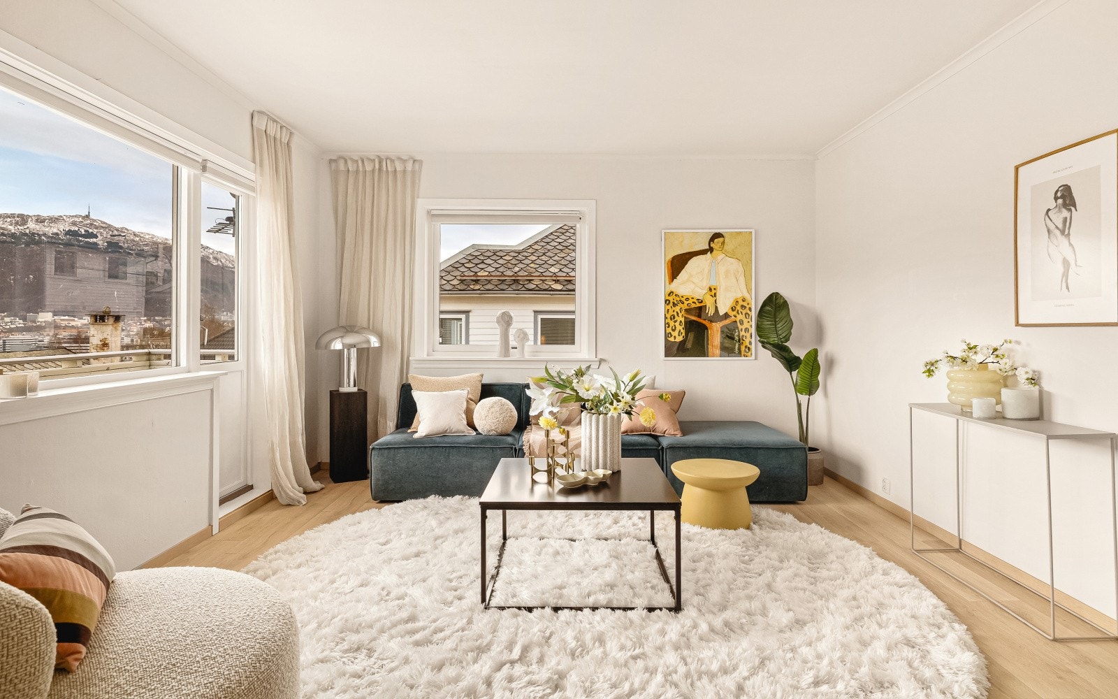 God plass til flere sittegrupper i stue Galleribilde