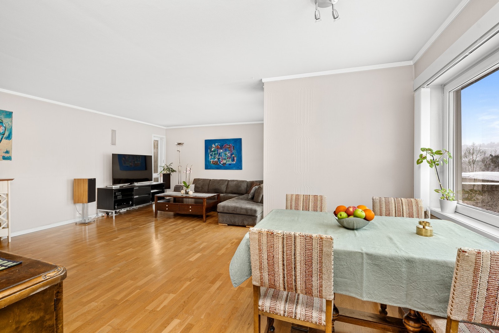 Del av den kombinerte stue/spisestuen Galleribilde