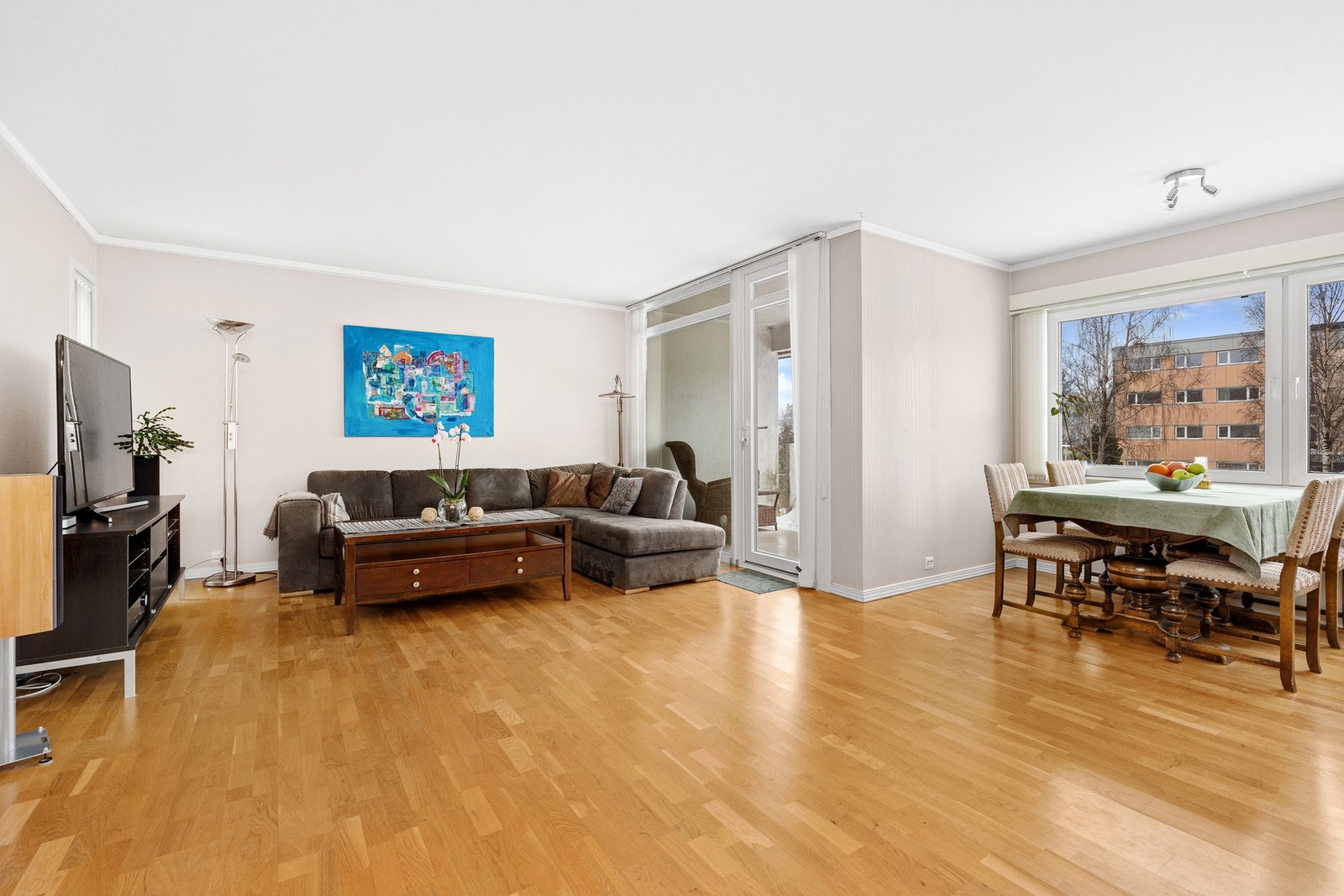 Del av den kombinerte stuen/spisestuen med utgang delvis overbygd balkong Galleribilde