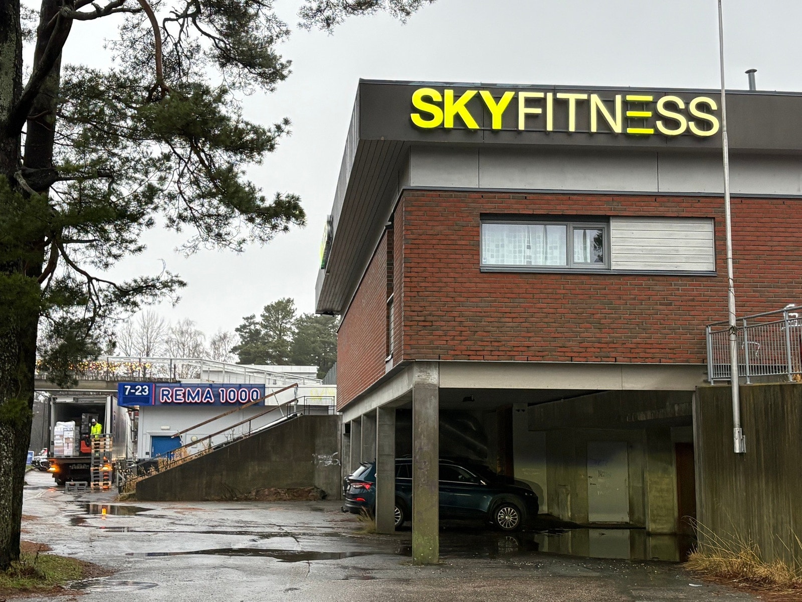 Kort avstand til Tinnheia Torv hvor det blant annet er treningssenter og man finner matbutikken Rema Galleribilde