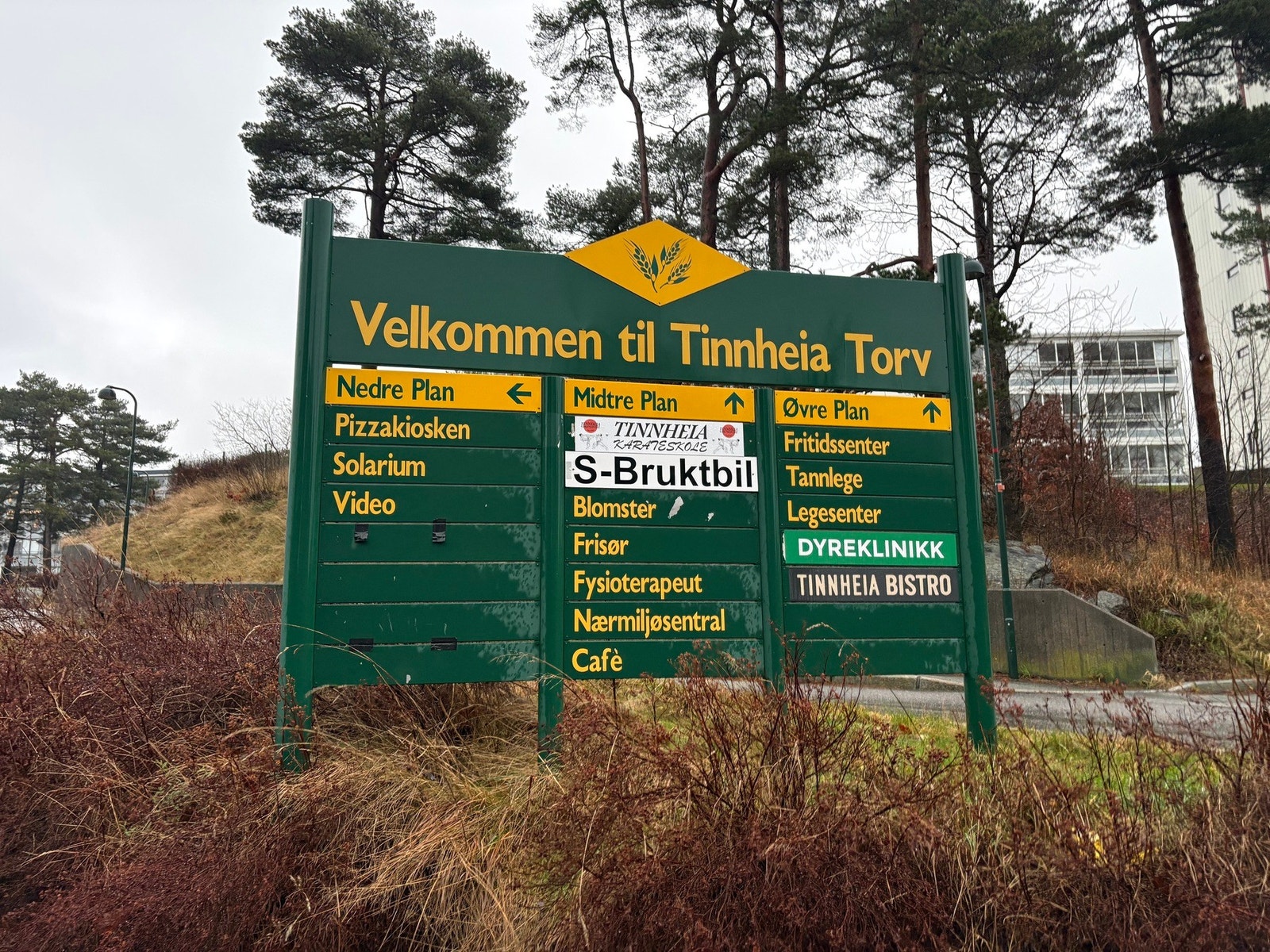 Kort avstand til Tinnheia Torv med blant annet matbutikken Rema Galleribilde