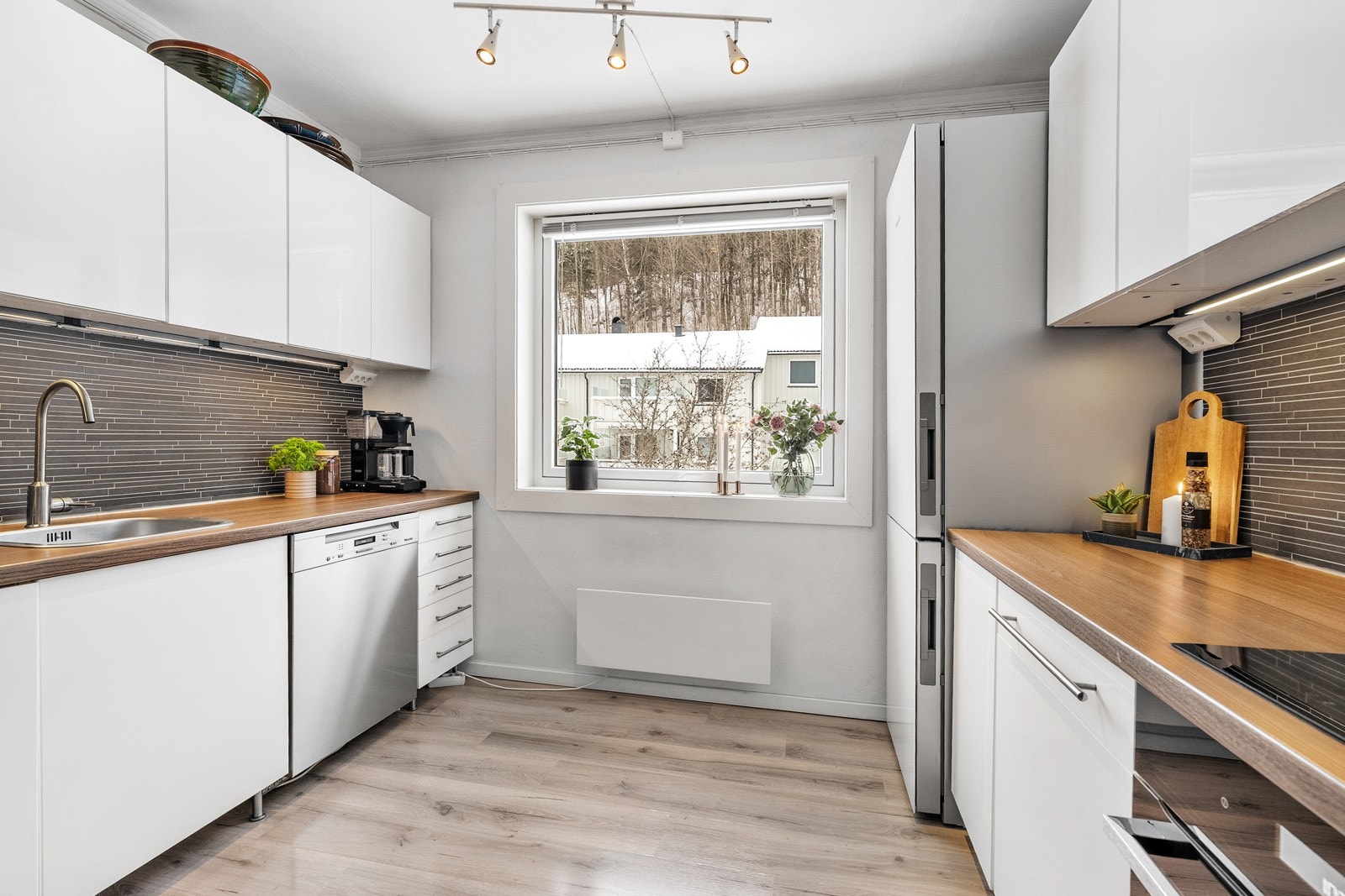 Kjøkkenet ligger separat med adkomst fra gangen. Galleribilde