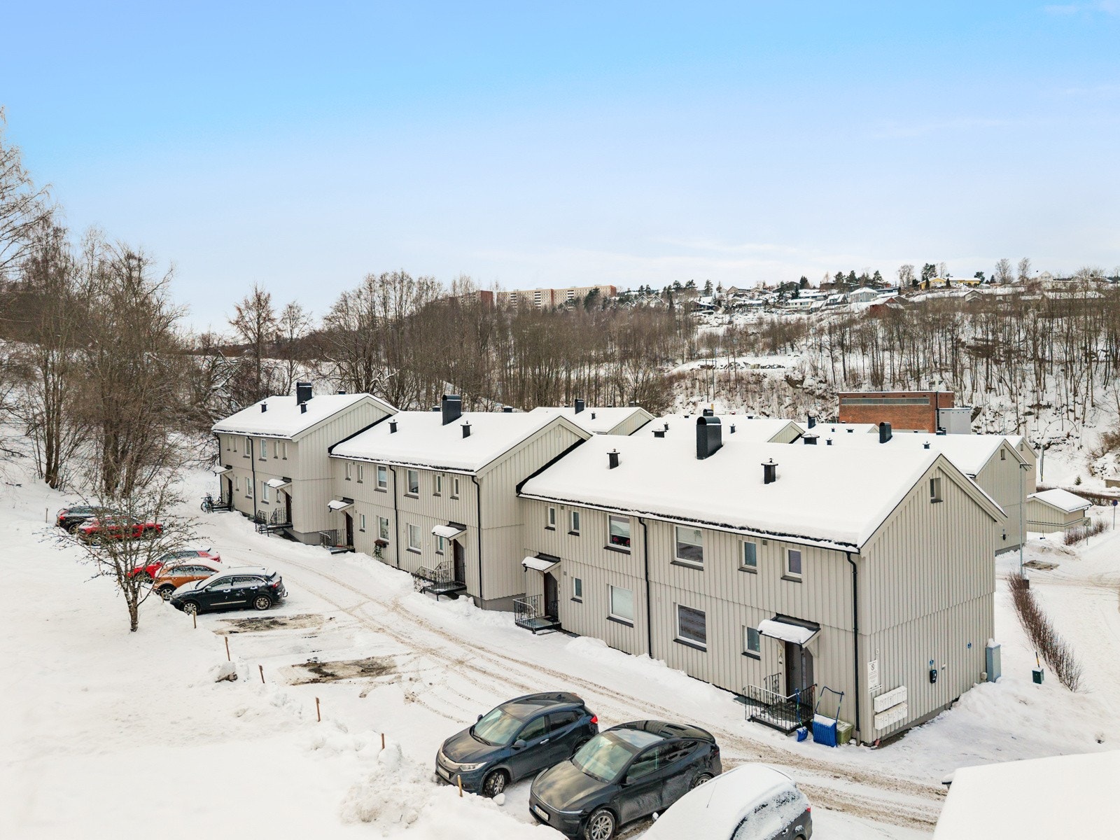 Parkeringsplass rett utenfor inngangspartiet. Galleribilde