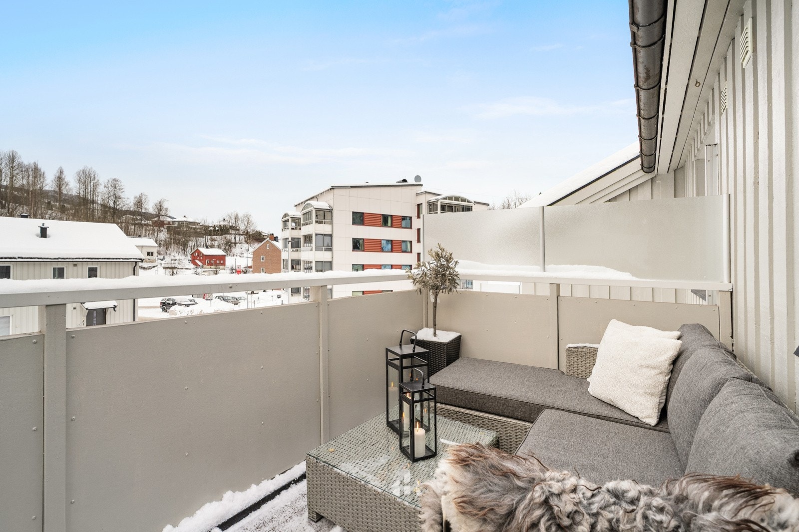 Skjermende levegger på begge sider, noe som gir begrenset med innsyn. Galleribilde