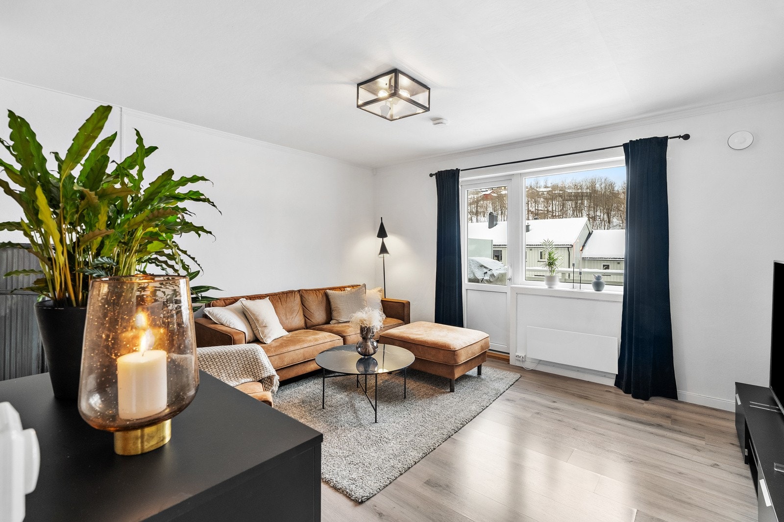 Lys og hyggelig andelsleilighet på ca. 45 kvm med veranda og parkering. Galleribilde