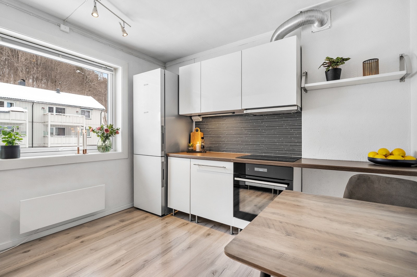 Integrerte hvitevarer som platetopp og stekeovn. Opplegg for oppvaskmaskin. Galleribilde