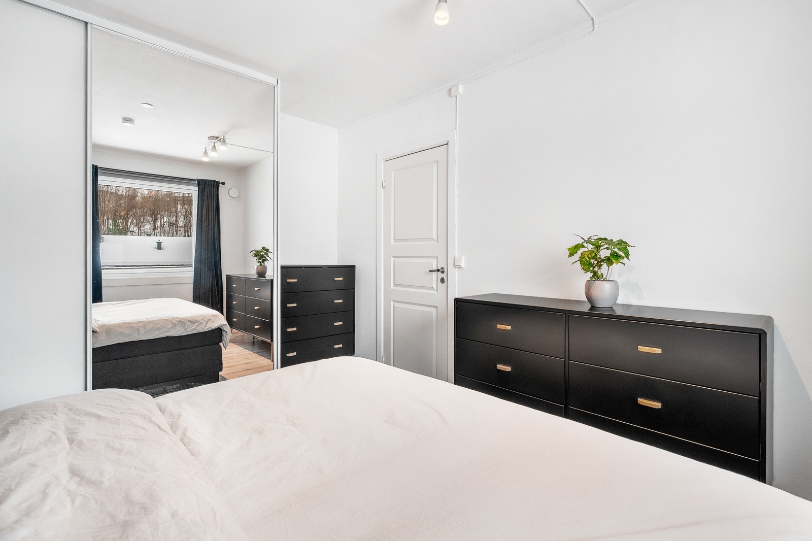 Skyvedørsgarderobe på soverommet. Galleribilde