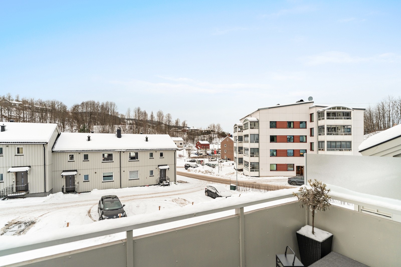 Vestvendt uteplass på ca. 7 kvm med ypperlige solforhold. Galleribilde