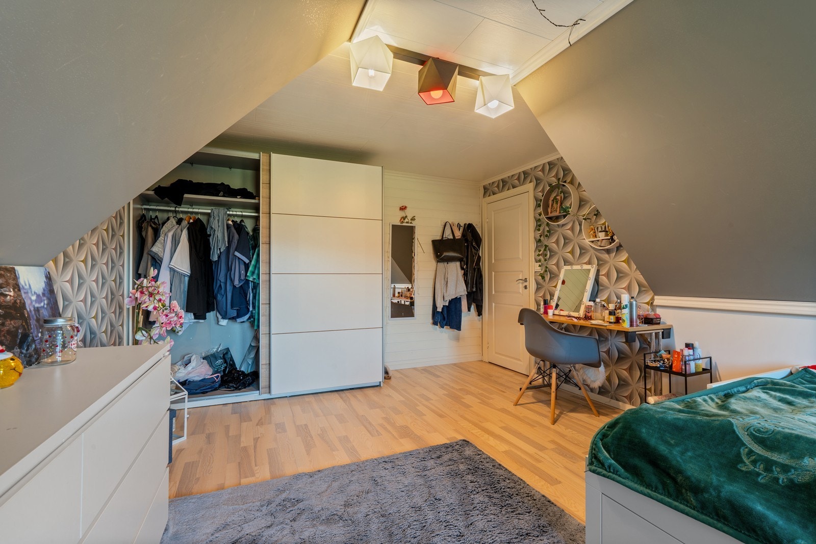 Et stort klesskap med skyvedører gir praktisk og plassbesparende oppbevaring. Galleribilde