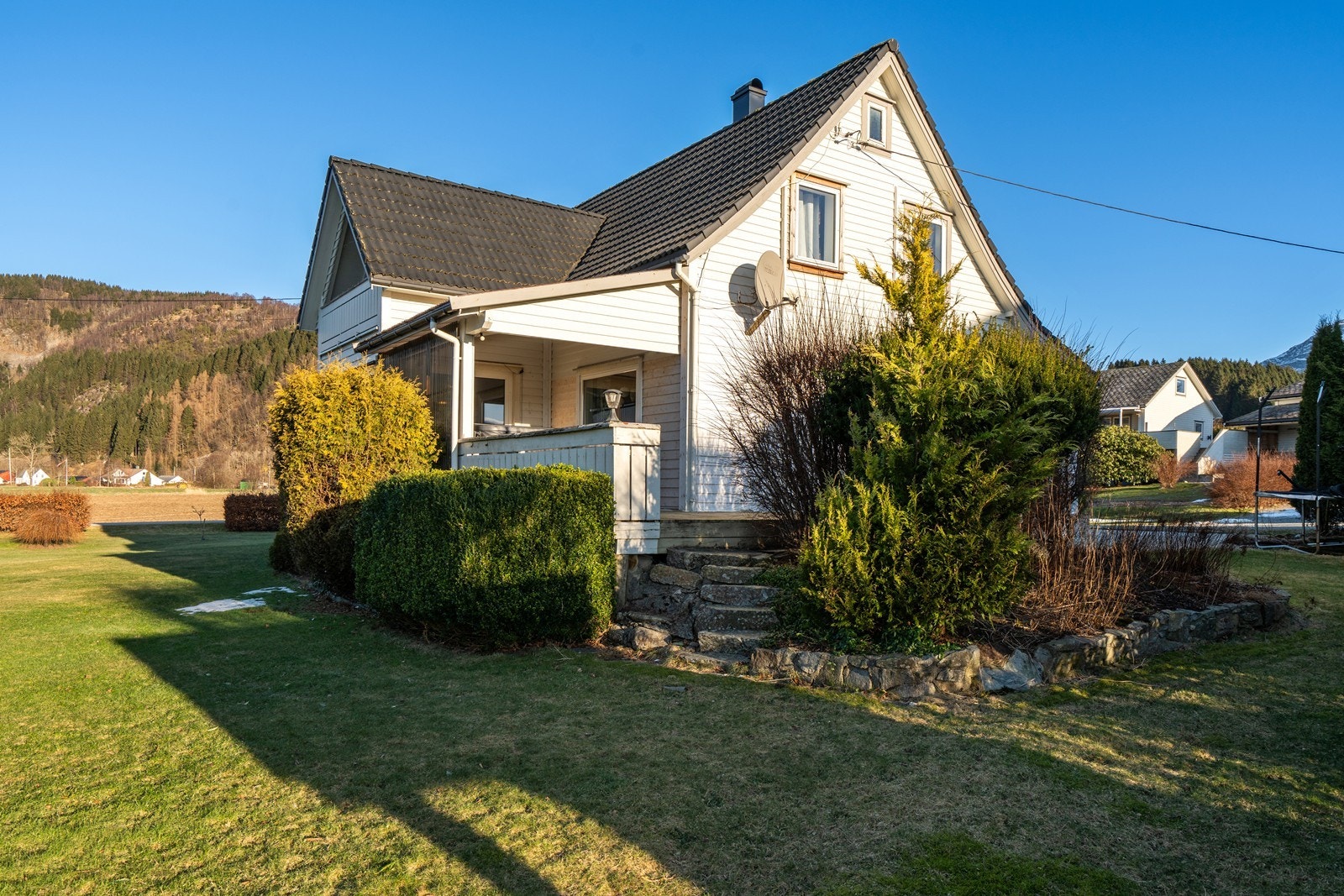 Hagen er oppdelt i flere soner og legger godt til rette for å skape ulike uteplasser tilpasset solforhold og bruk (se pkt. ferdigattest vedr. ikke godkjent overbygg). Galleribilde