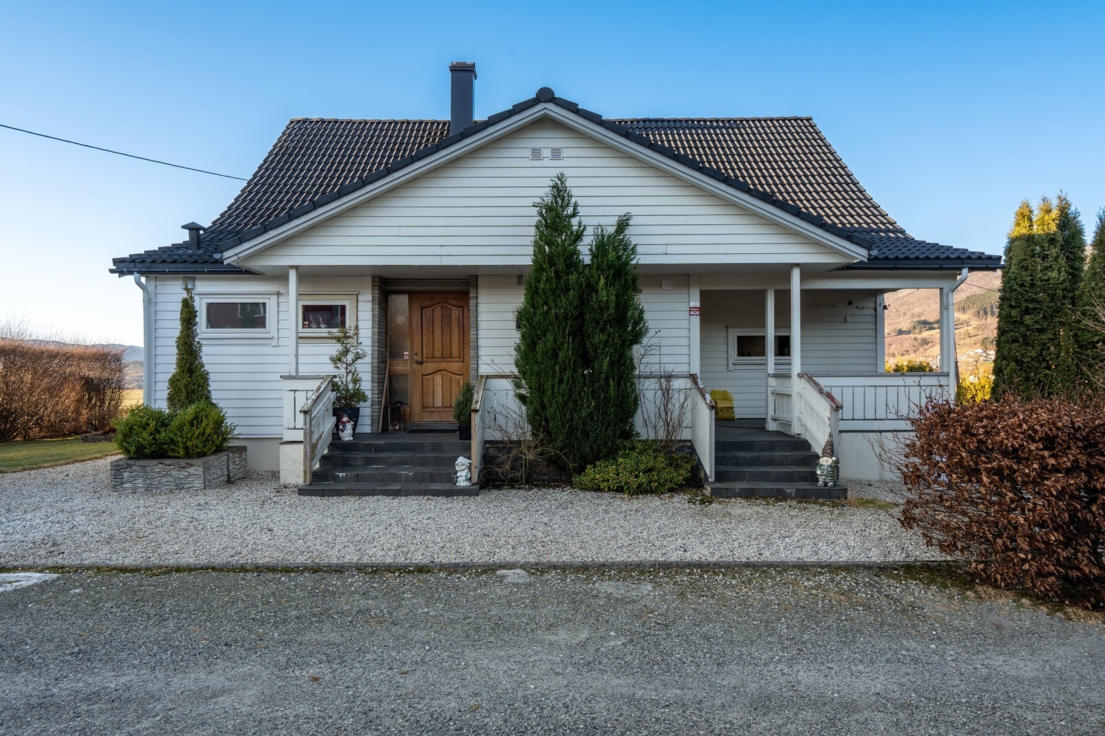 Huset har praktisk inngangsparti med steinfliser og overbygg. Galleribilde