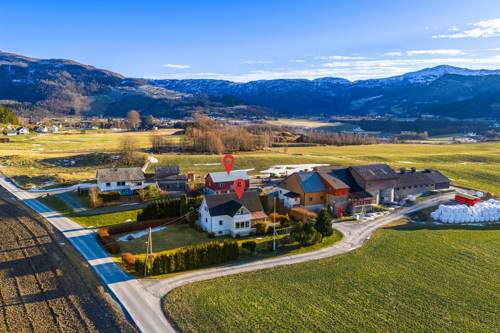 Flott hage og stor tomt med medfølgende garasjebygg. Galleribilde