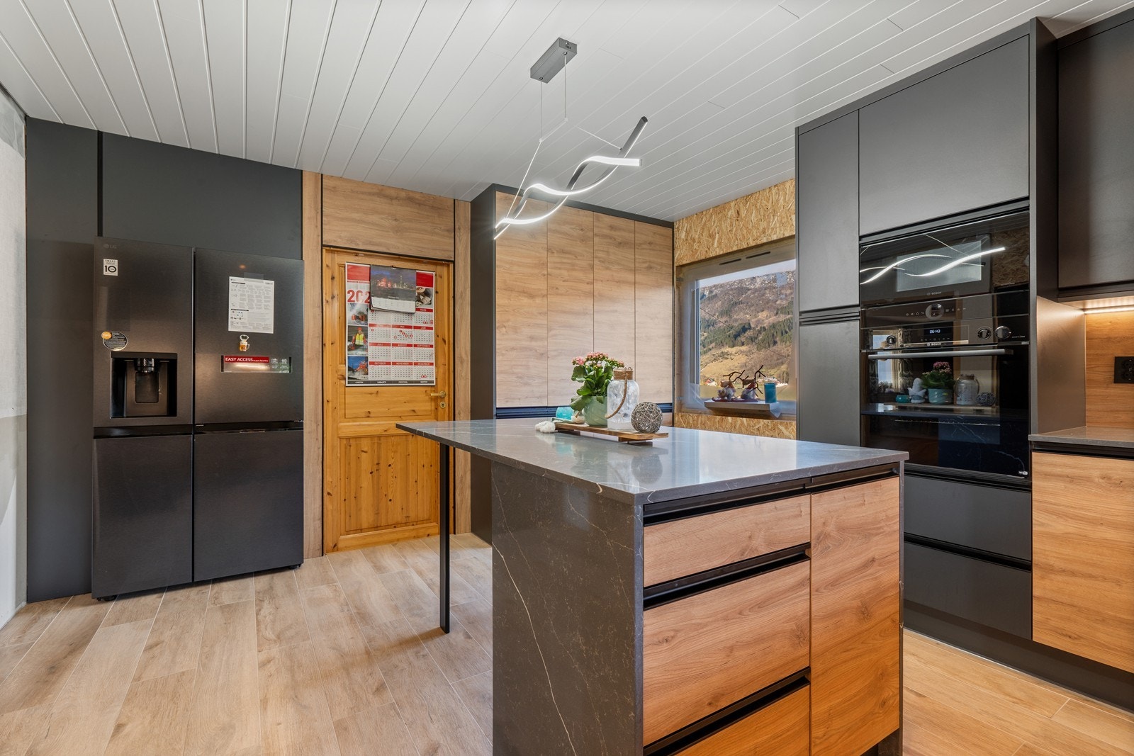 Kjøkkenet er oppgradert med stilige integrerte hvitevarer i sort. Galleribilde