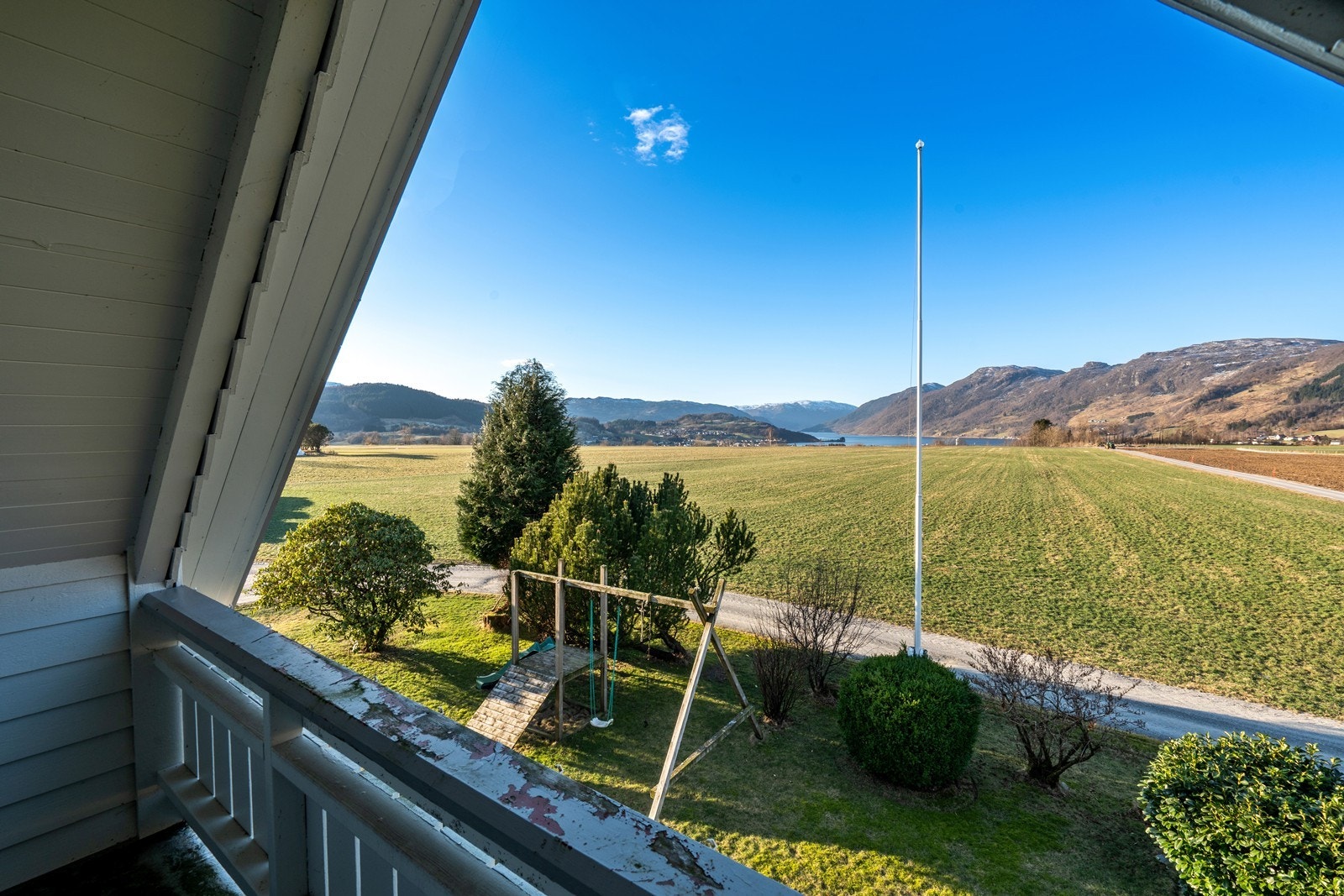 Fra soverommet har en direkte adkomst til en balkong med vakker utsikt. Galleribilde