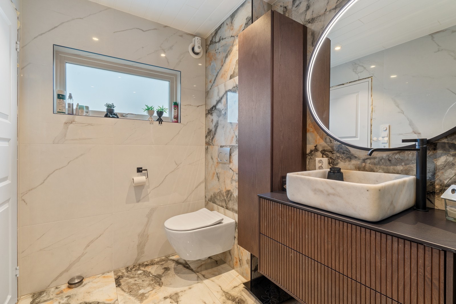 Badet er utstyrt med et ekstra høyskap som gir rikelig med oppbevaringsplass. Galleribilde