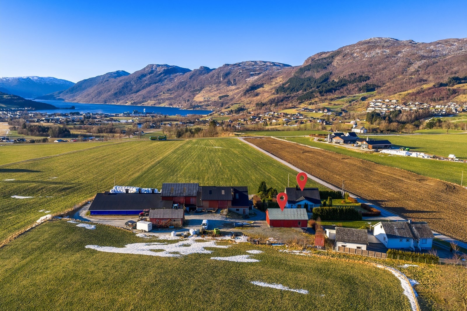 Eiendommen har en attraktiv beliggenhet i et rolig område, omkranset av fantastisk natur, med alle nødvendige fasiliteter innen kort rekkevidde. Galleribilde