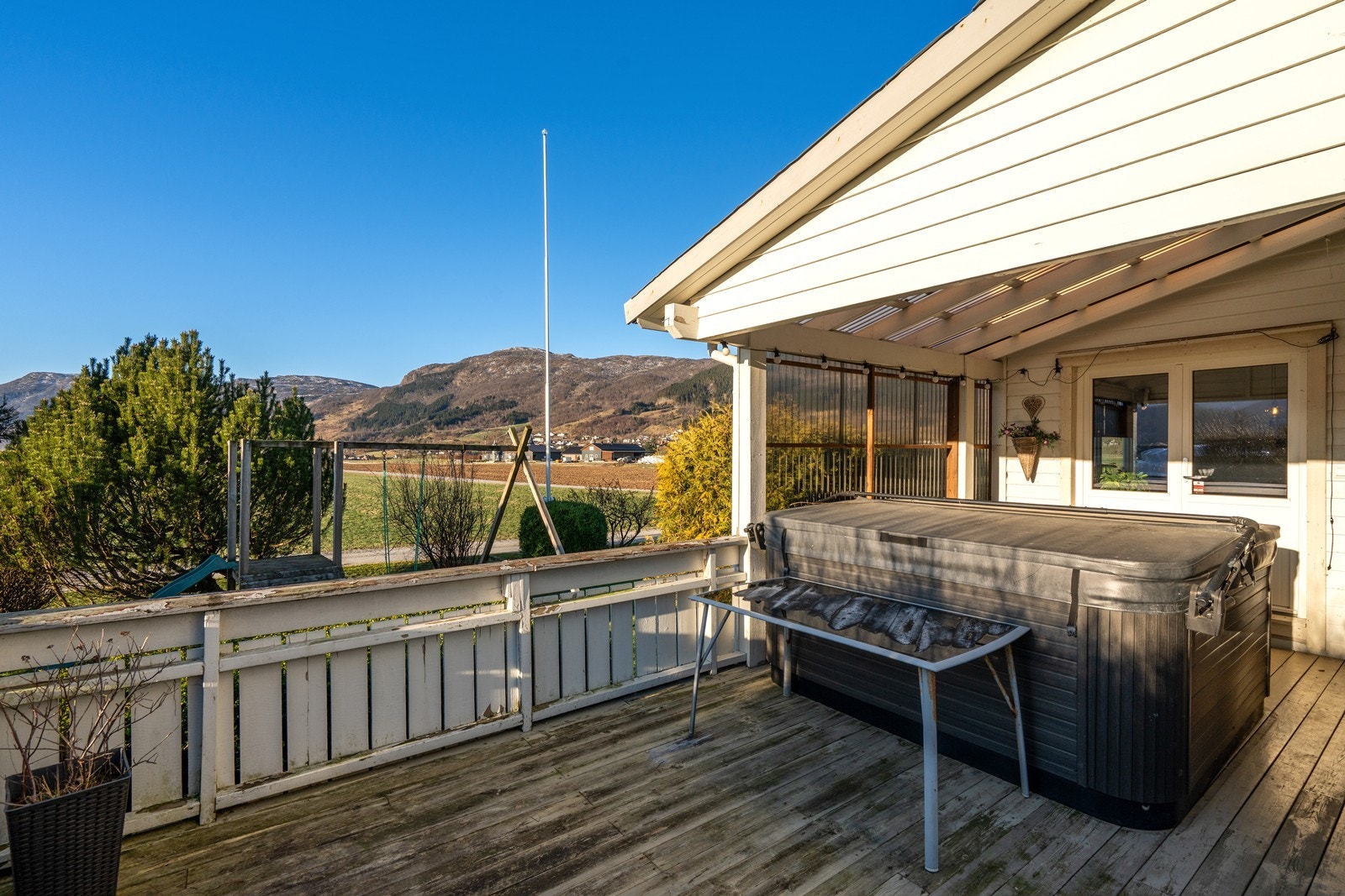 Her ligger alt til rette for hyggelige sommerdager på terrassen (overbygget er ikke godkjent ref. pkt. ferdigattest). Galleribilde