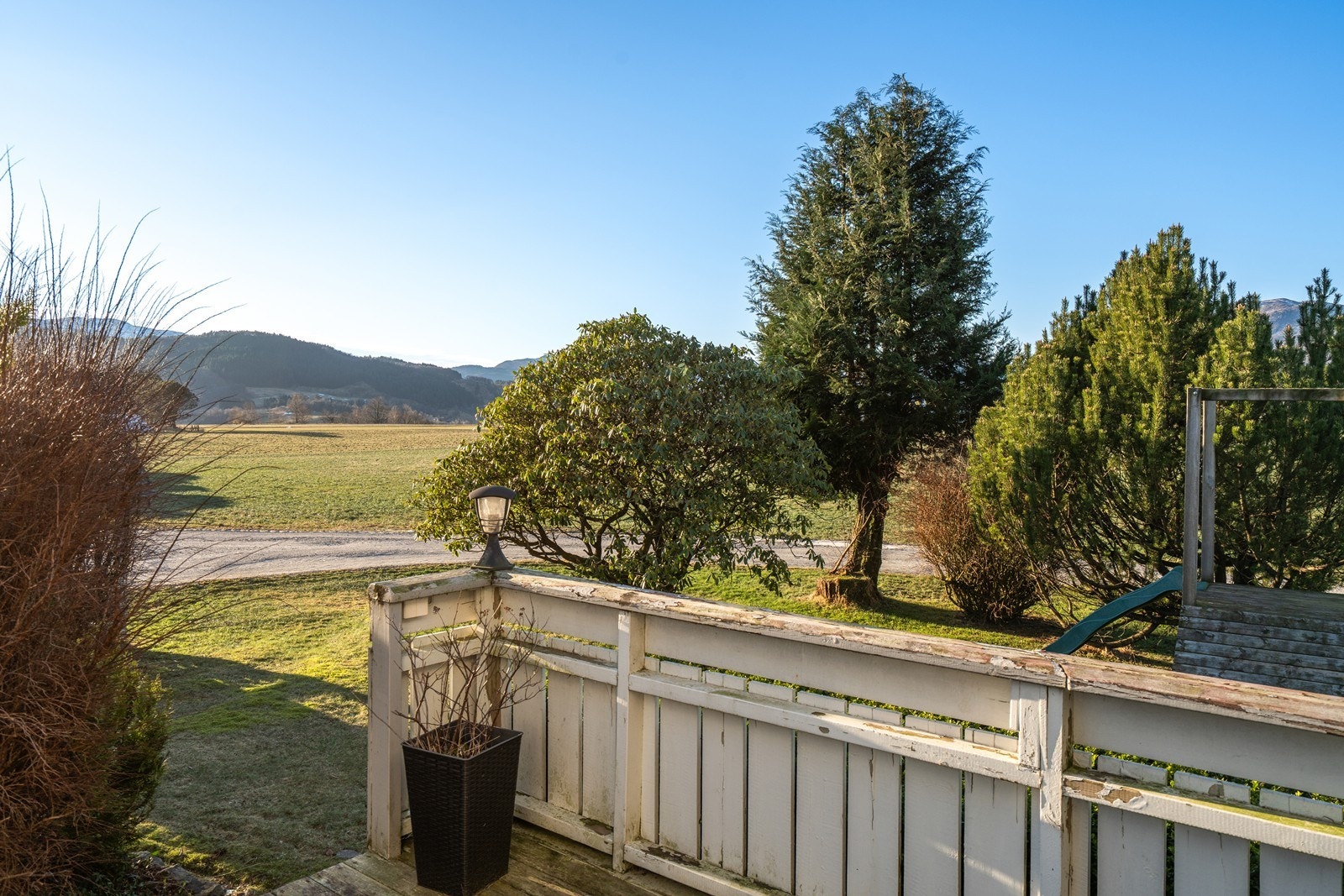 Fra terrassen er det adkomst til hagen, noe som gjør at man sømløst kan nyte hele uteområdet. Galleribilde