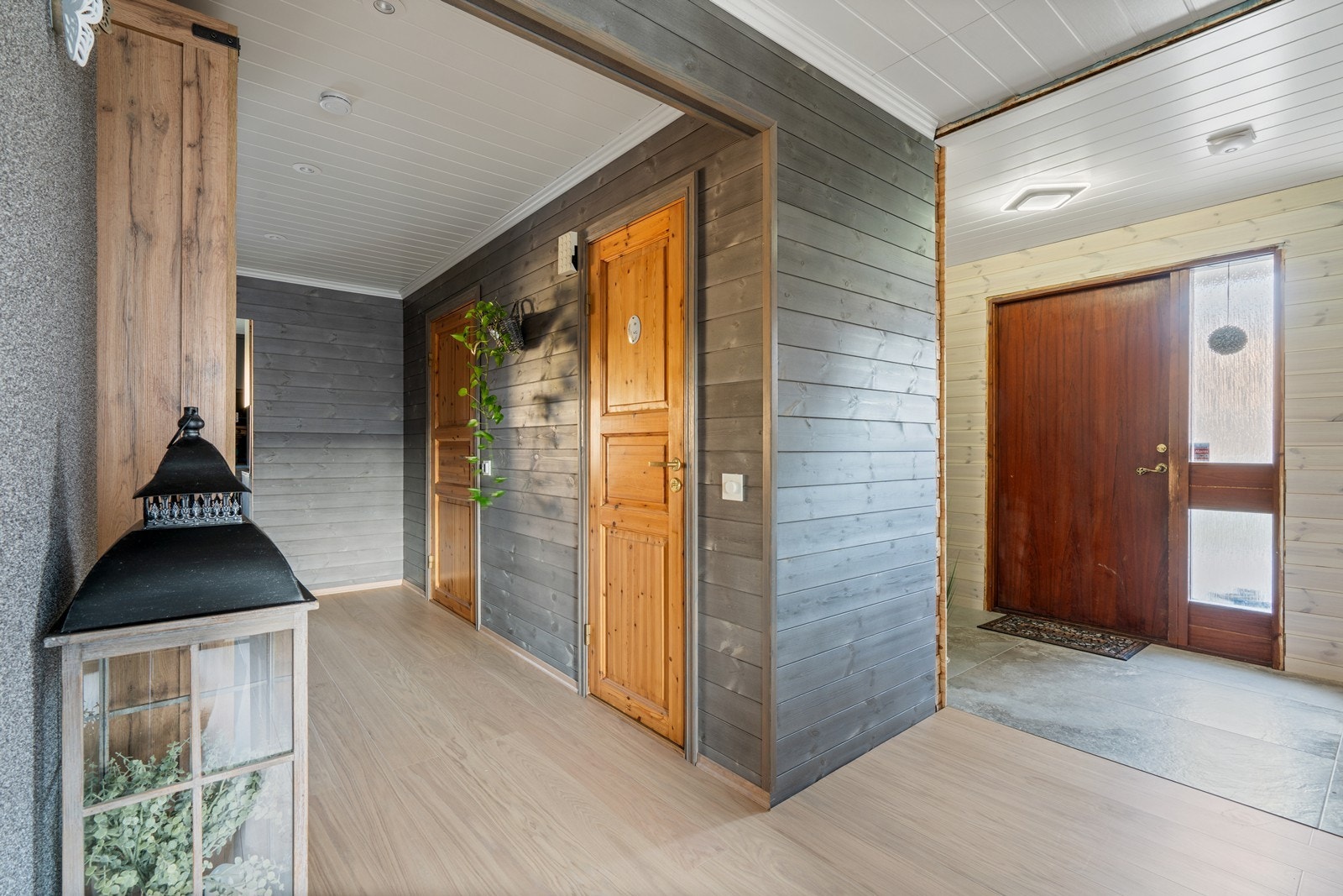 Innbydende entrè i åpen løsning med lys og luftig ganf. Galleribilde