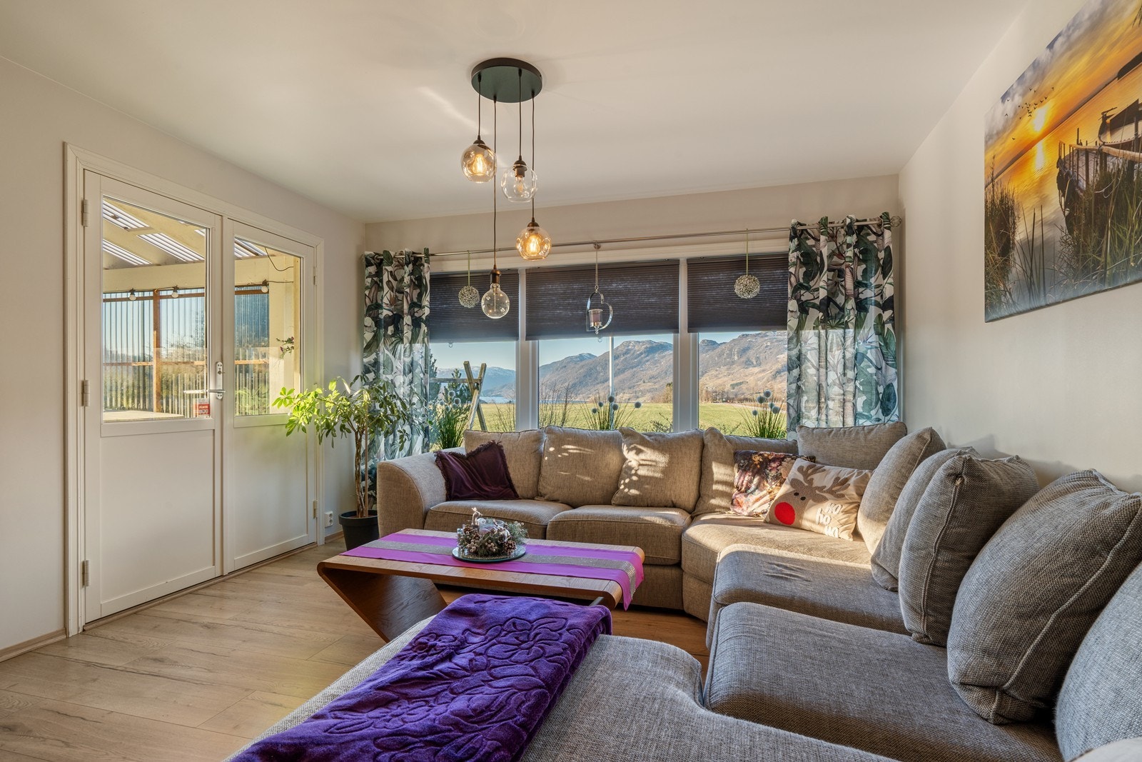 Fra stuen er det direkte adkomst til koselig terrasse og uteområde som forlenger oppholdsrommet. Galleribilde