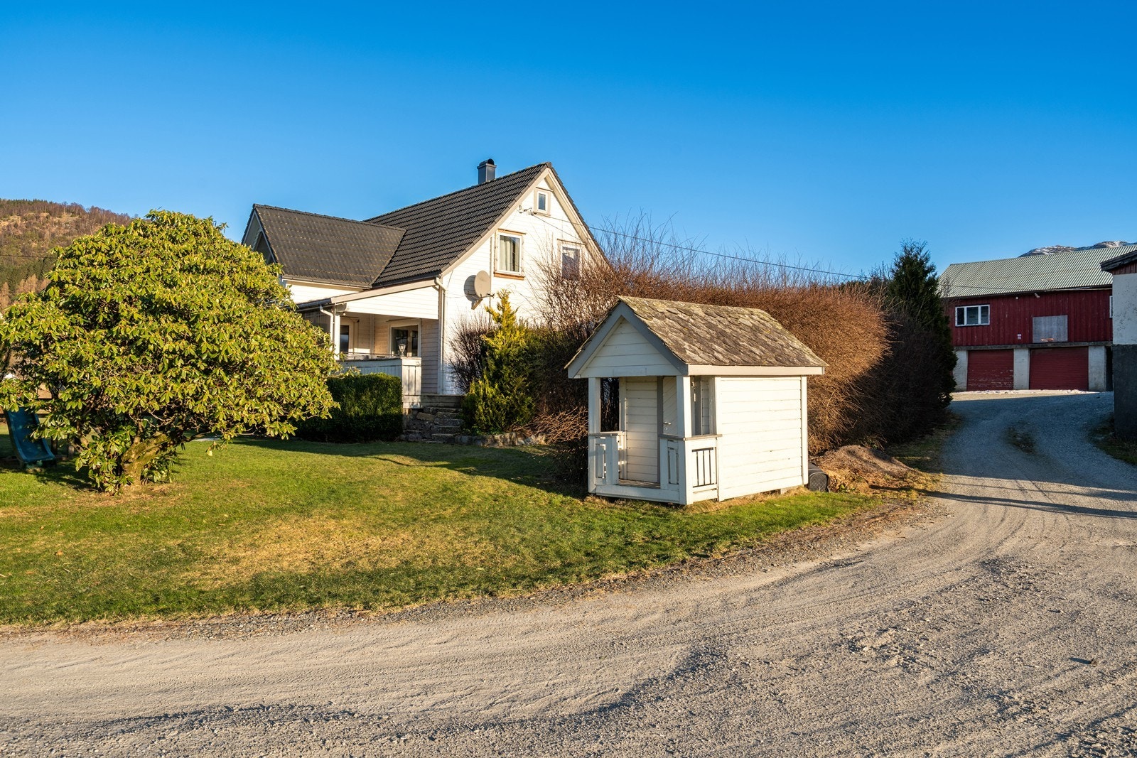 En sjarmerende lekehytte som gir barna sitt eget lille univers i hagen. Galleribilde