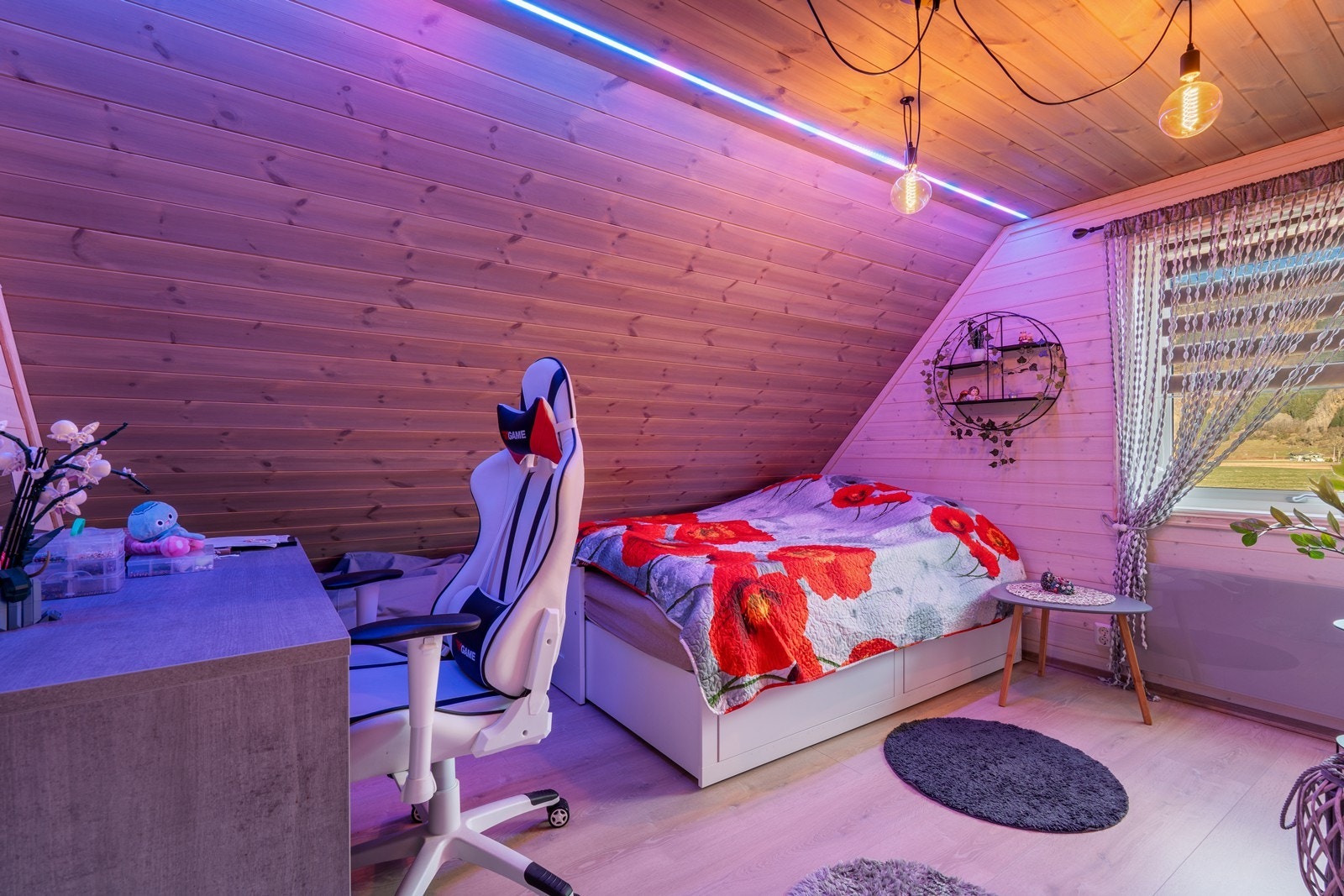 Soverom 3, innredet med dobbeltseng og skrivebord. Galleribilde