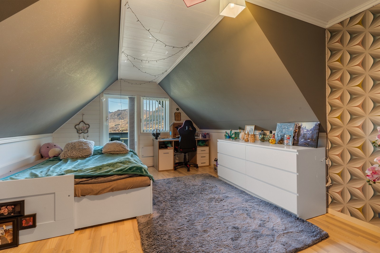 Soverom av god størrelse med plass til variert møblement. Rommet har flere kontrastvegger som gir liv og bryter opp rommet på en stilfull måte. Galleribilde