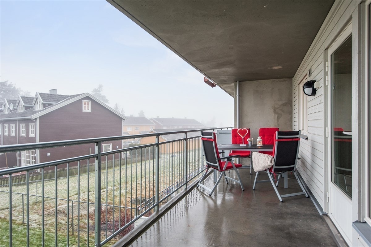 Overbygget balkong av god størrelse. Plass til sittemøbler og grill for hyggelige sommerstunder. Galleribilde