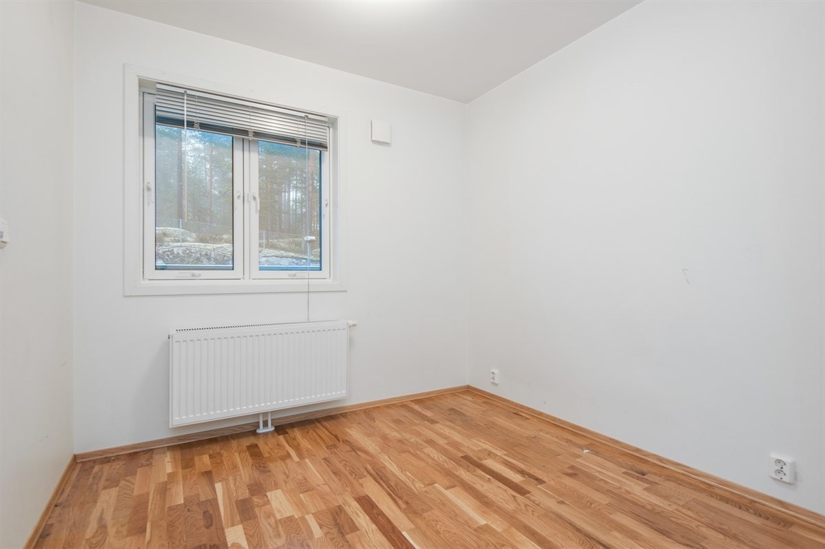 Soverom II har pass til seng og garderobeskap. Hyggelig utsyn mot skogholtet. Galleribilde