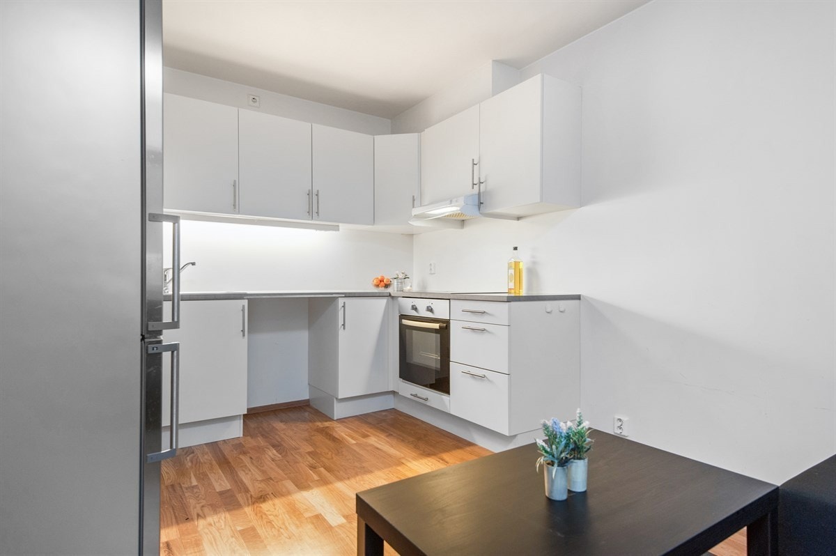 Rikelig skapplass i overskap. Det er også rom for spisebord på kjøkkenet. Galleribilde