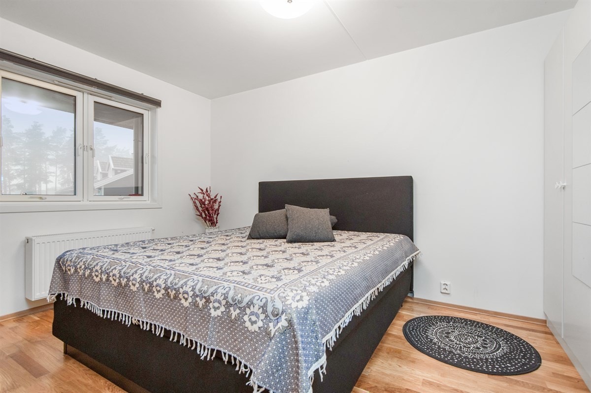 Hovedsoverommet er lyst og romslig med plass til stor seng og garderobeskap. Galleribilde