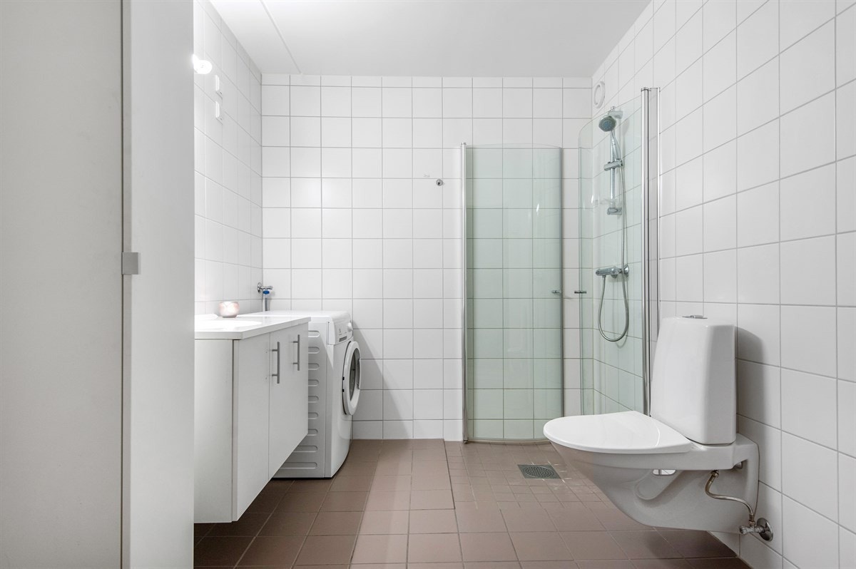 Flislagt baderom med gulvvarme (elektrisk) og opplegg for vaskemaskin. Galleribilde