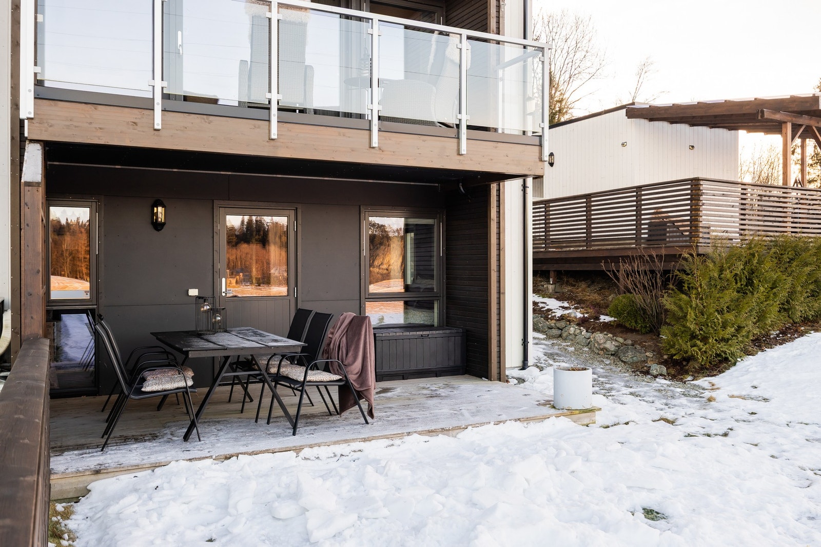 Soverommet på 9,4 kvm har utgang til terrasse på 15 kvm, og videre til en stor og flott hage. Galleribilde