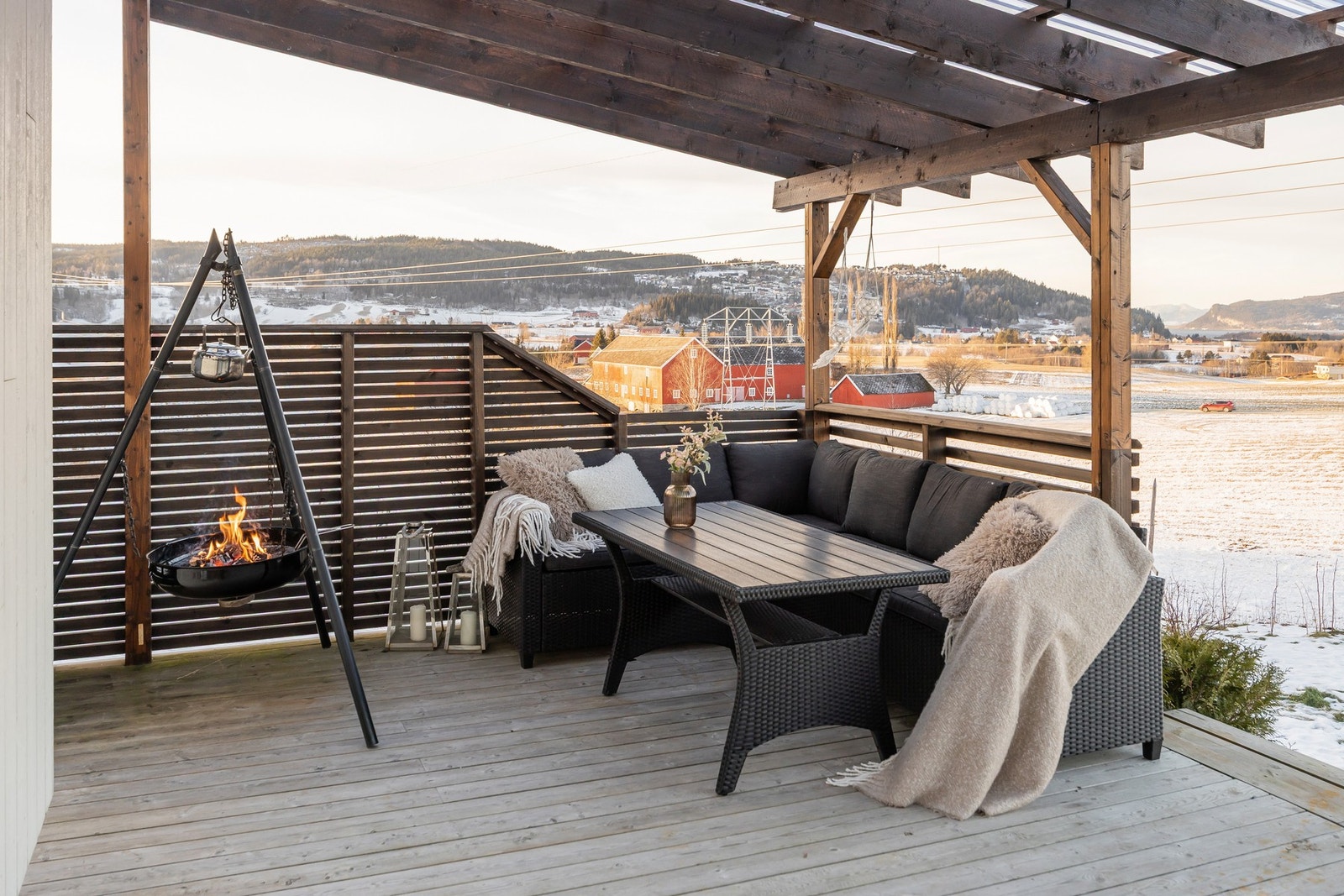 I tilknytting til carporten ligger terrasse på hele 48,4 kvm, med delvis overbygg og god utsikt mot sjøen og gode solforhold. Galleribilde
