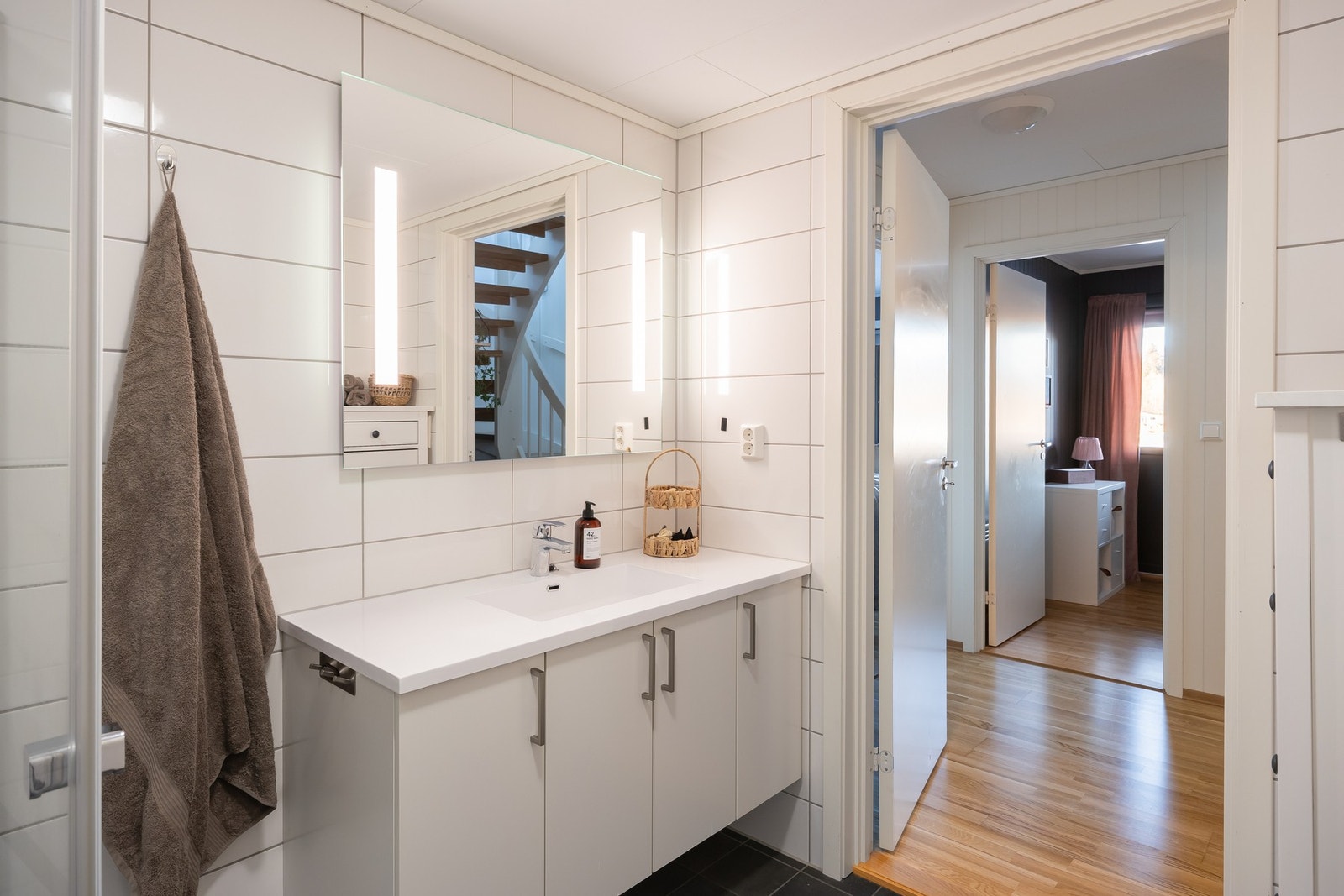 Det er ikke avdekt fukt på bad ihht takstrapport. Badet, som resten av bolig måles til TG1. Galleribilde