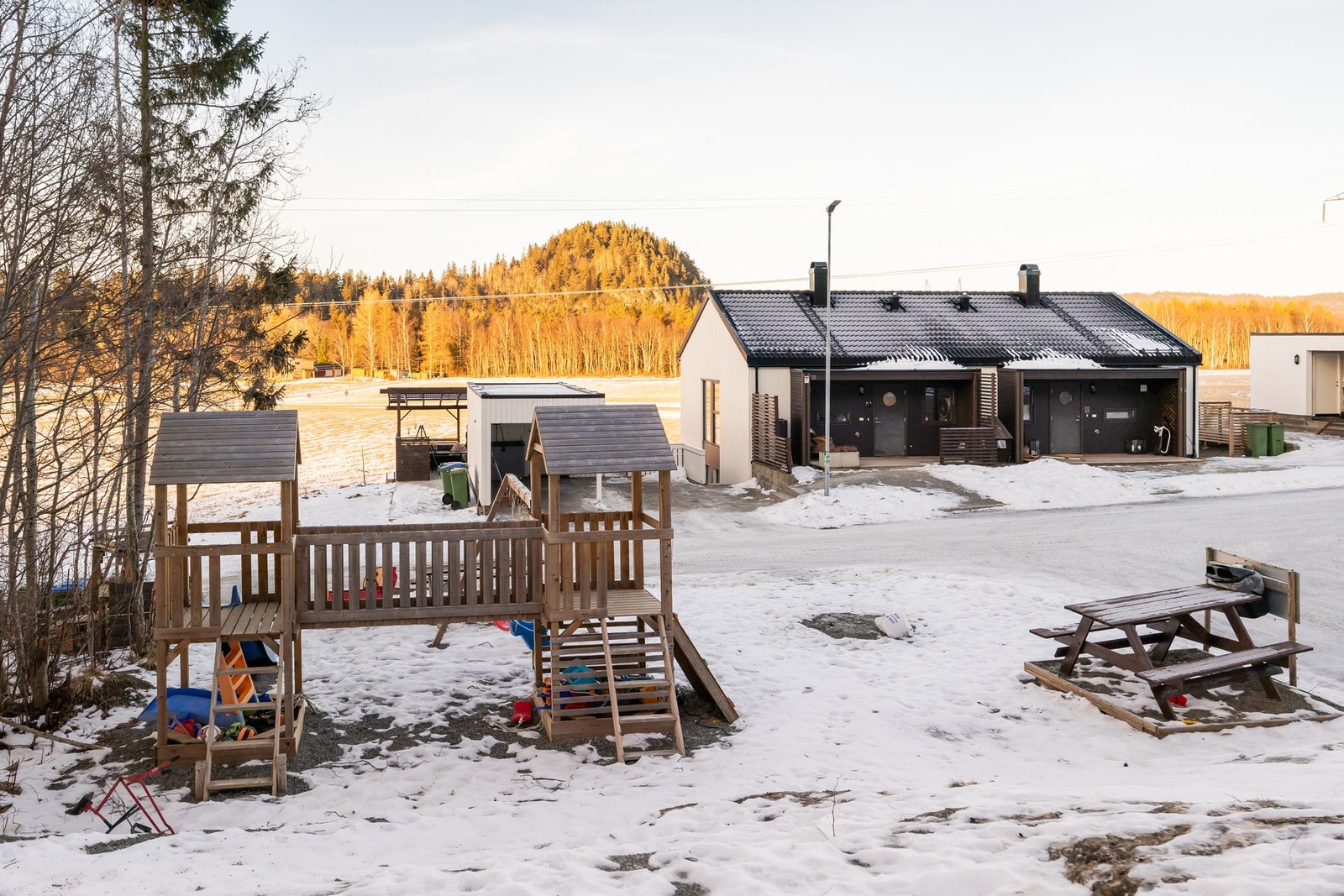 Lekeplass like utenfor inngangsdøren. Galleribilde
