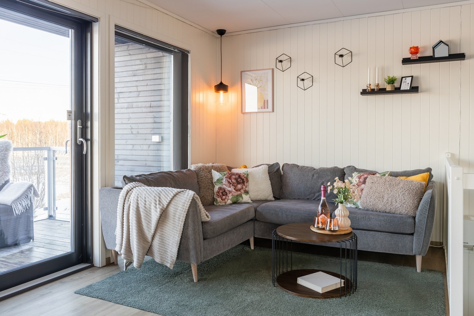 Stuen har en god romløsning og er på ca. 30,4 kvm. Galleribilde