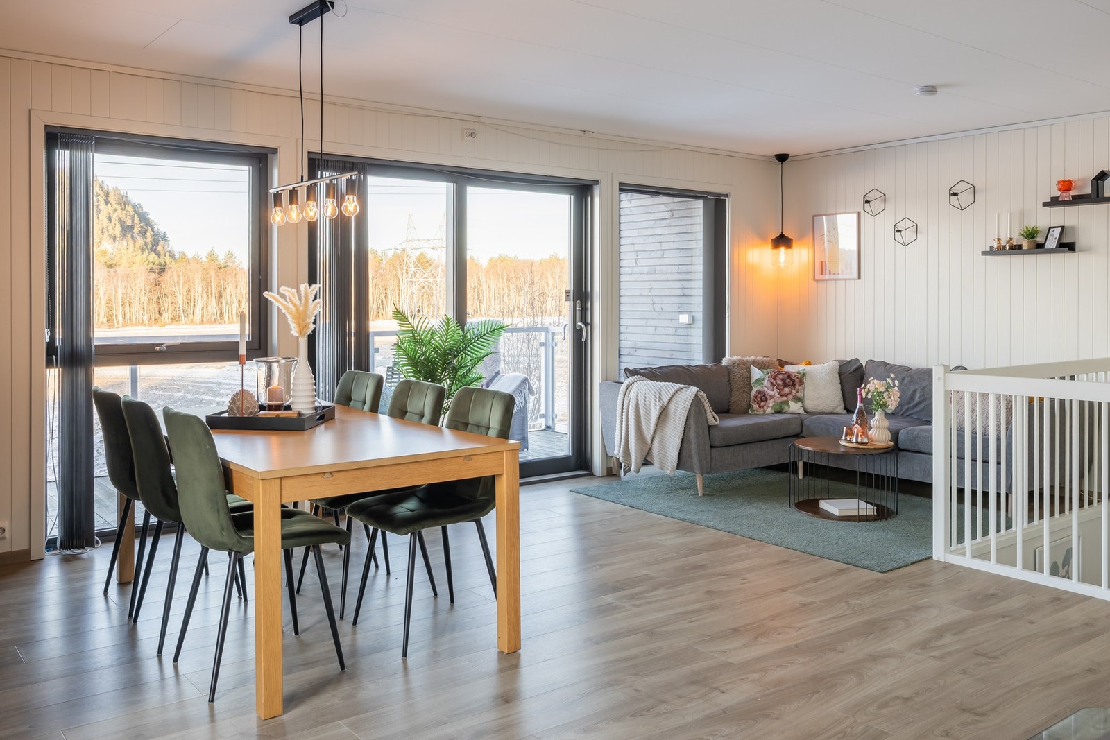 Stuen har god plass for møblering og har en åpen løsning til spisestuen og kjøkken. Galleribilde