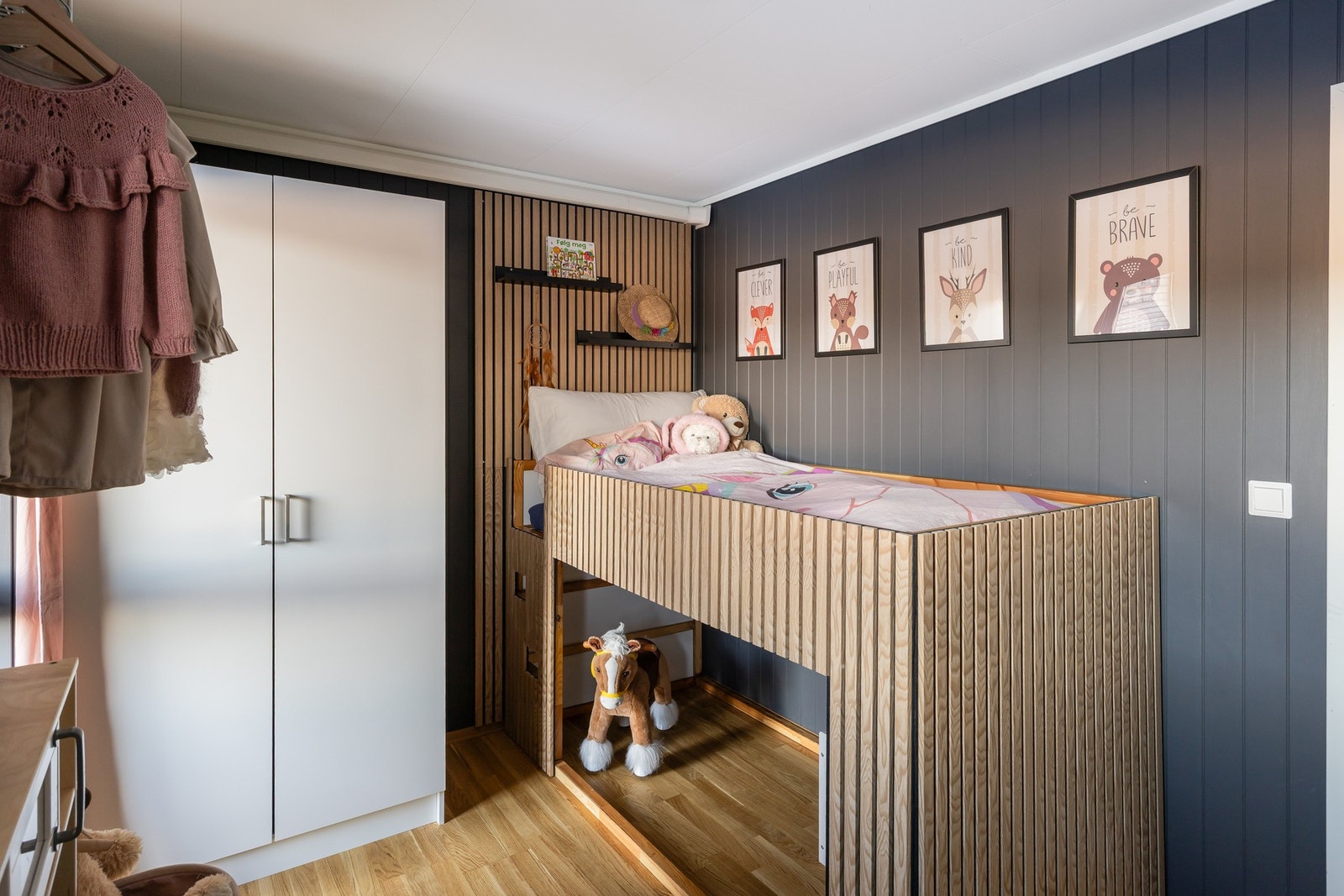 Alle rommene er av praktisk utforming og har god plass til garderobeløsning i tillegg til seng. Galleribilde