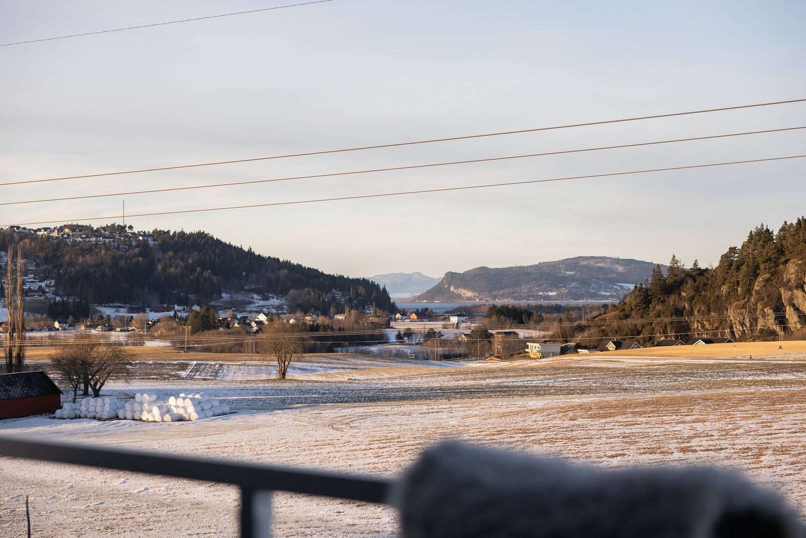 Eiendommen ligger i et fint boligfelt i Lånke. Boligfeltet er mest bestående av tomannsboliger og eneboliger med romslige tomter omringet av fin natur. Galleribilde