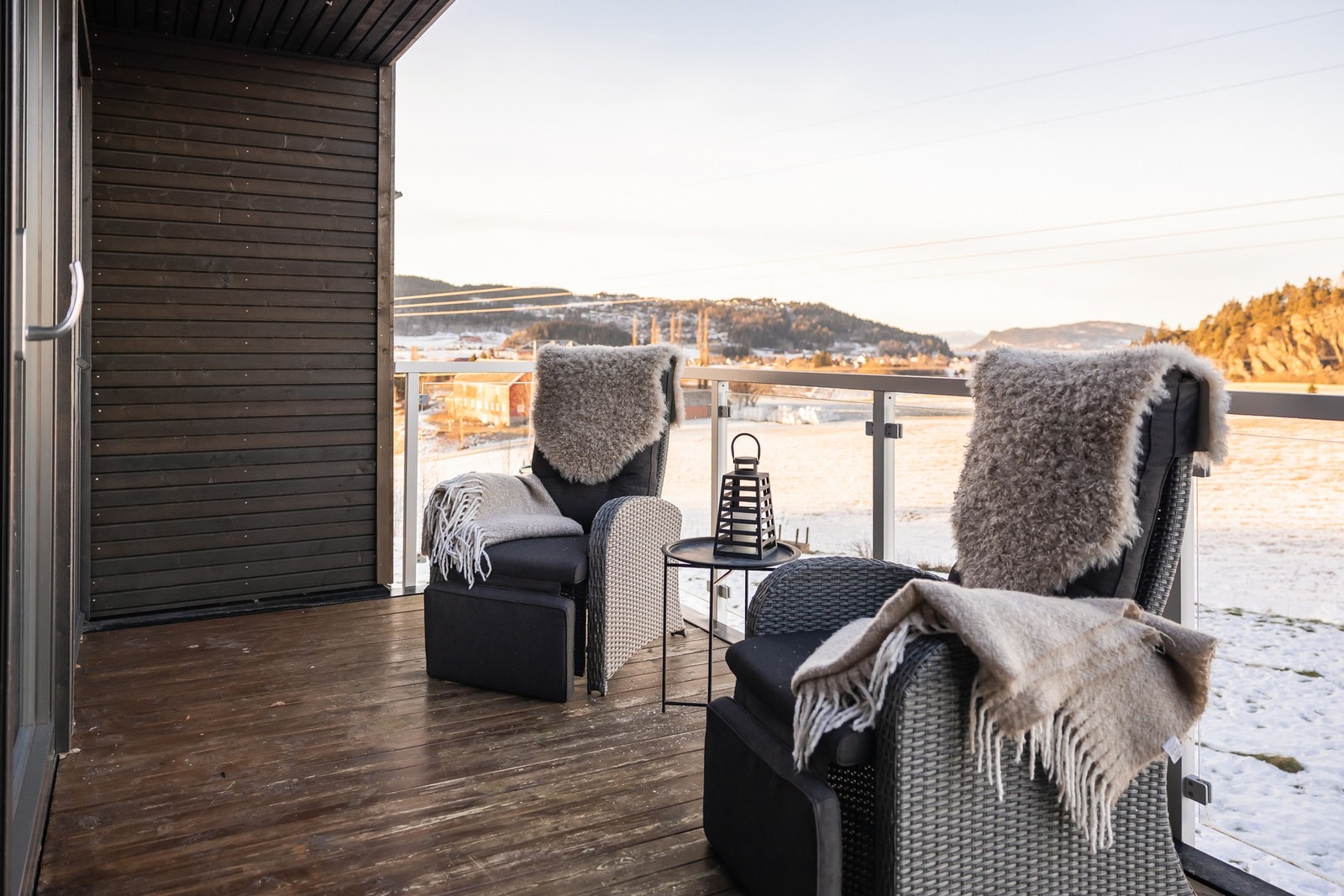 Fra stuen har man direkte utgang til boligens veranda på 10,6 kvm. Galleribilde